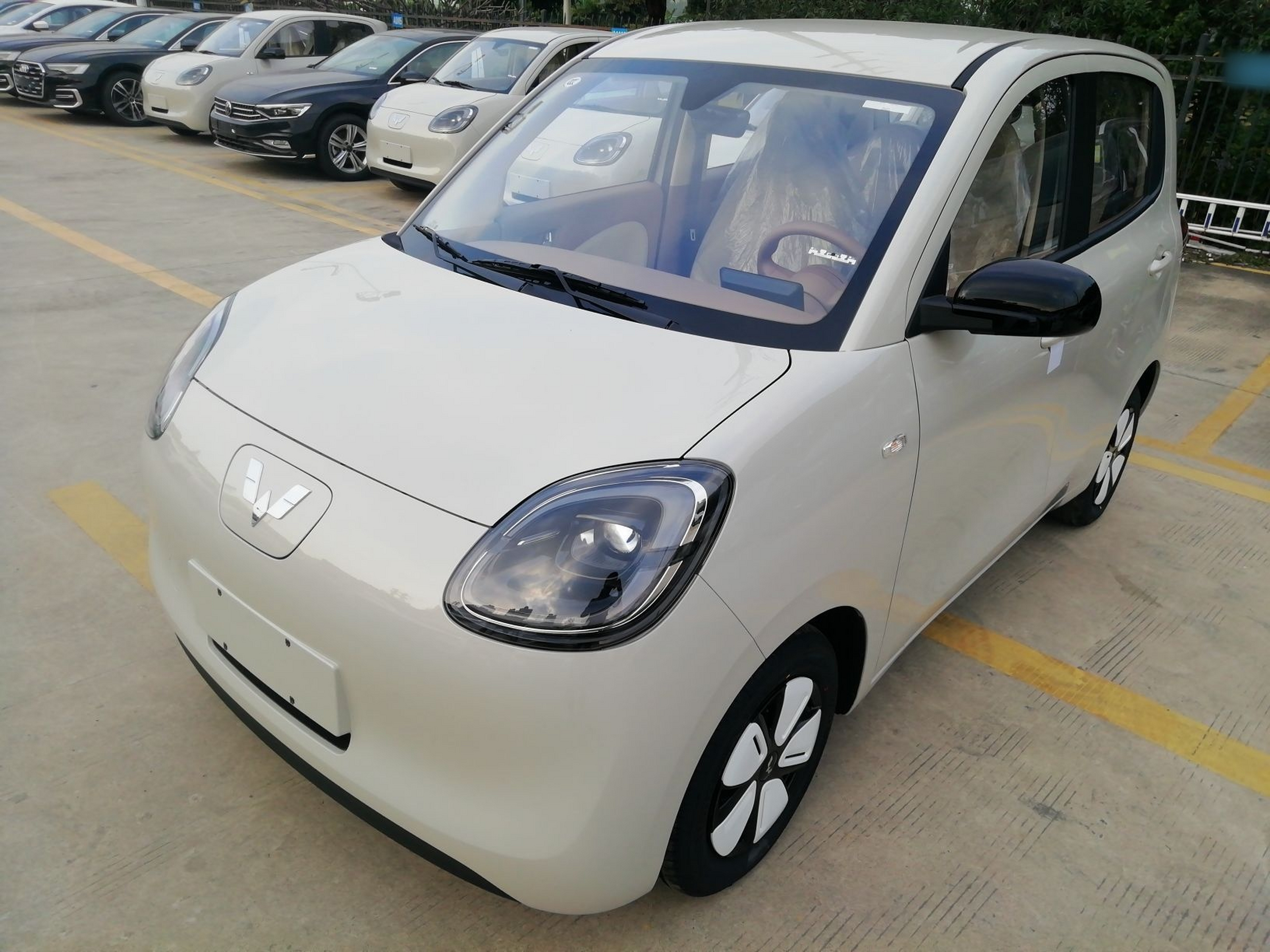 Под передней частью автомобиля