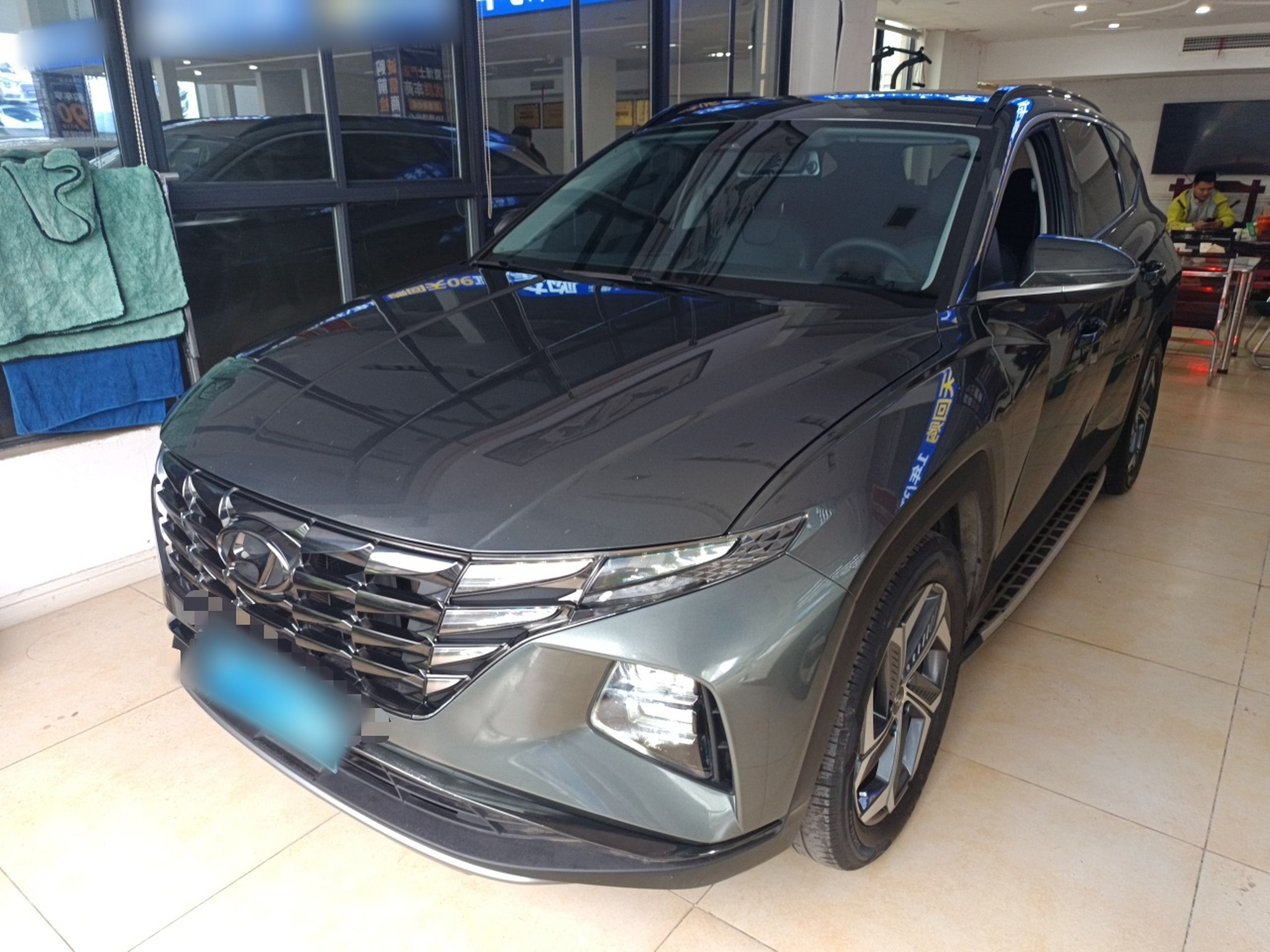 تحت مقدمة السيارة