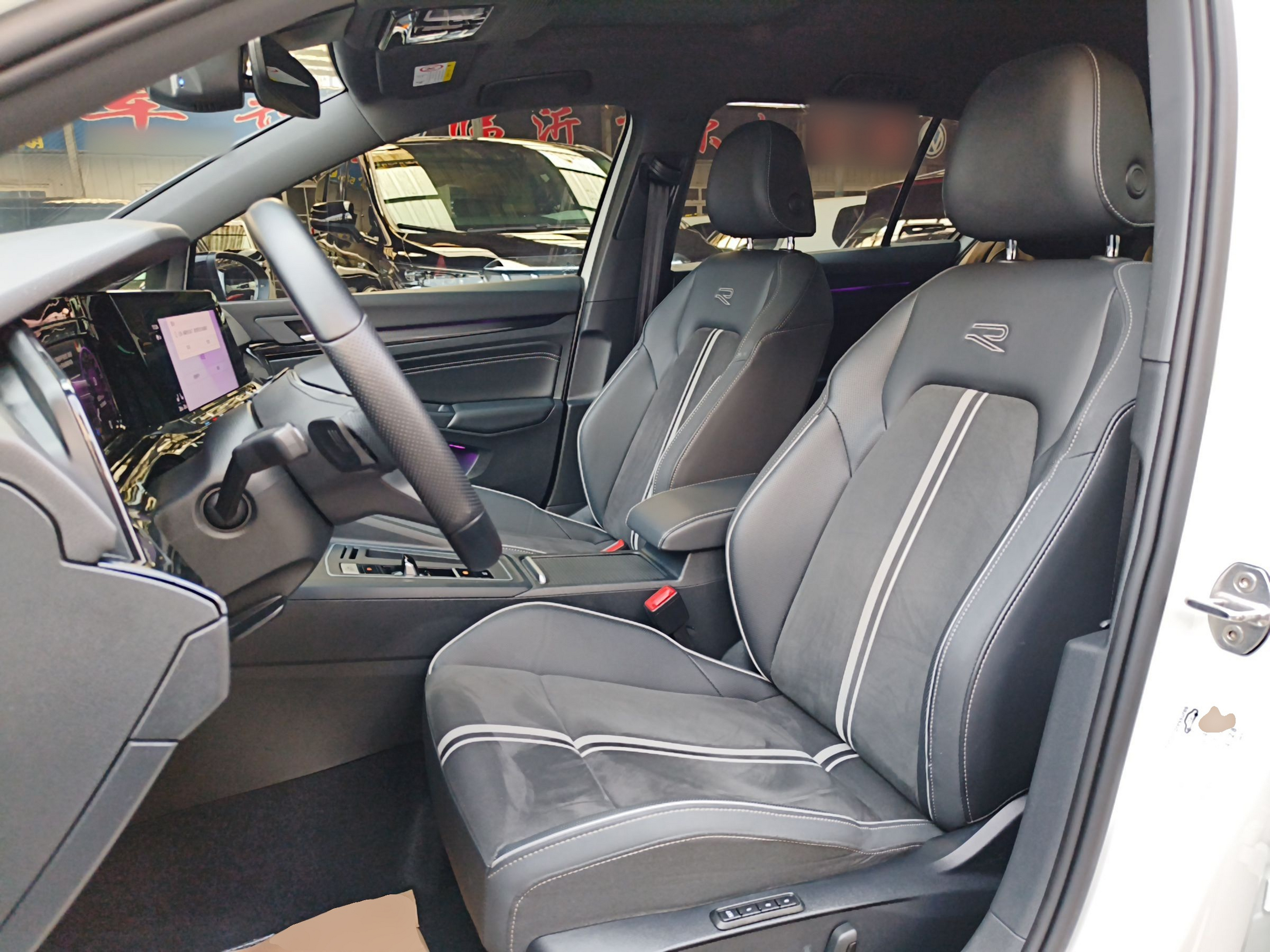 Переднее сиденье в автомобиле