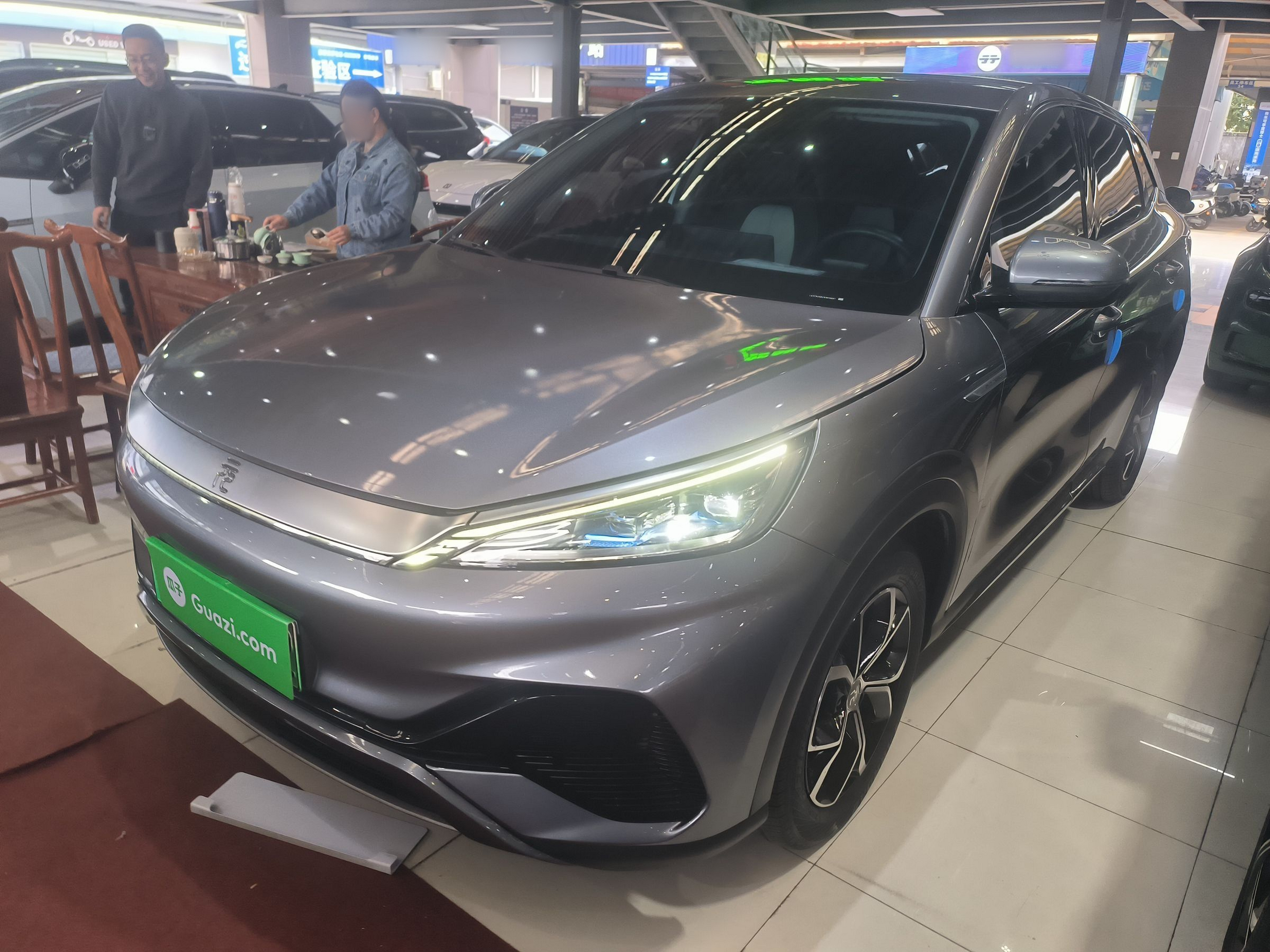 تحت مقدمة السيارة