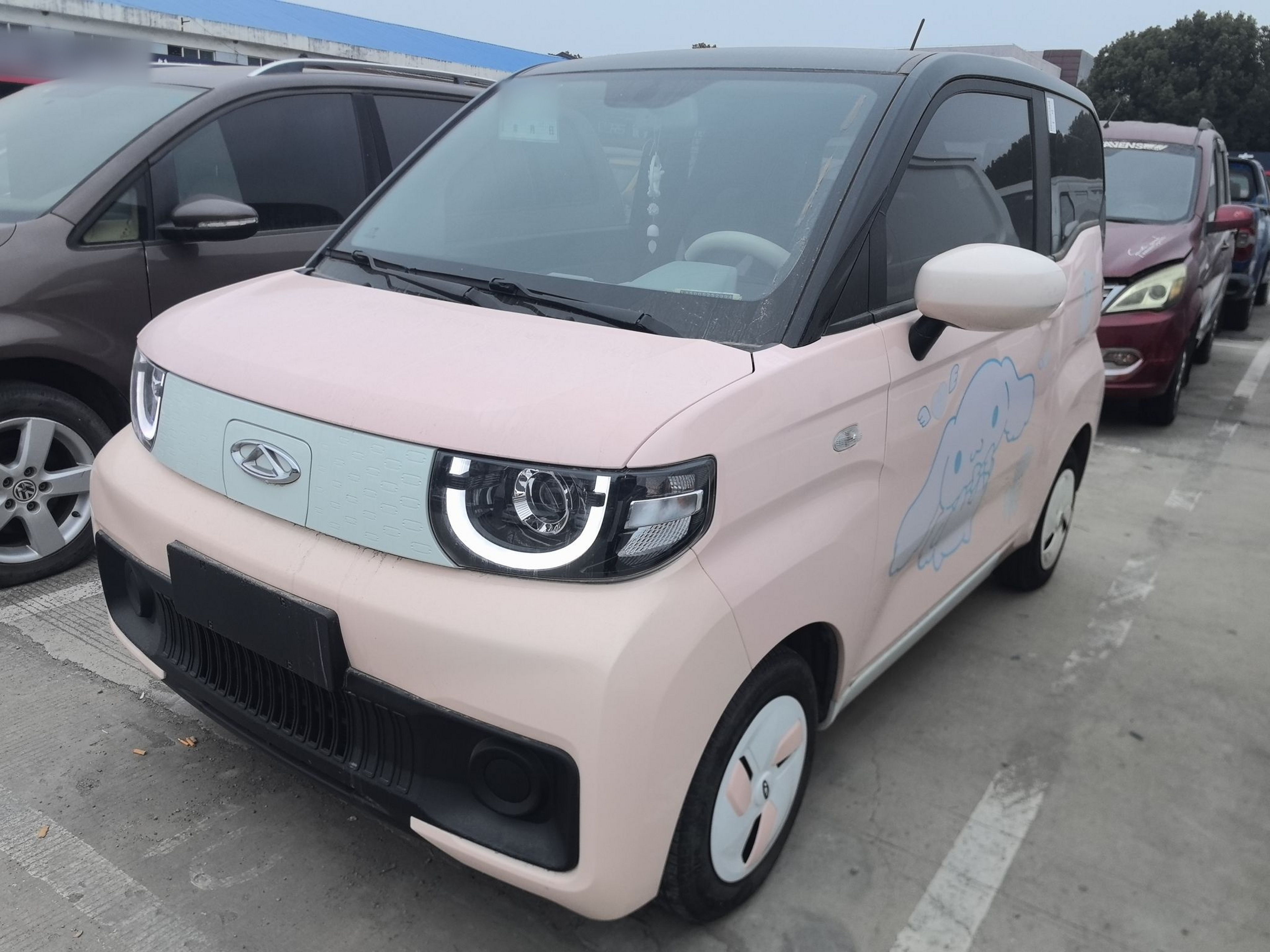 تحت مقدمة السيارة