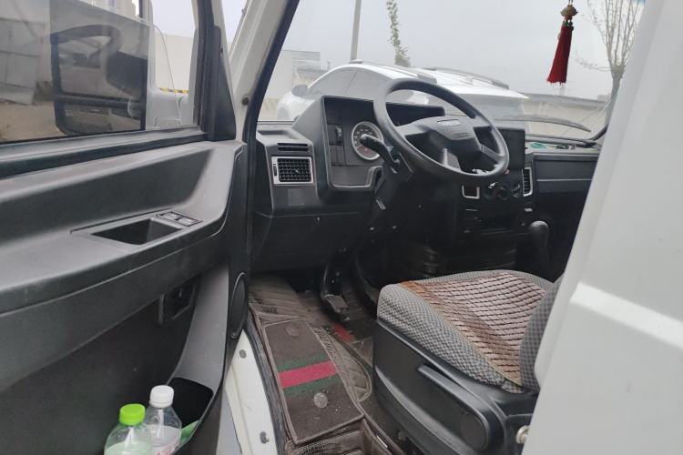 Used Iveco Daily 2020 2.5T A35 Passenger Van with Dual Tires Mid-Roof Design 5-9 Seater Side-Sliding Door China V Emission Standard
