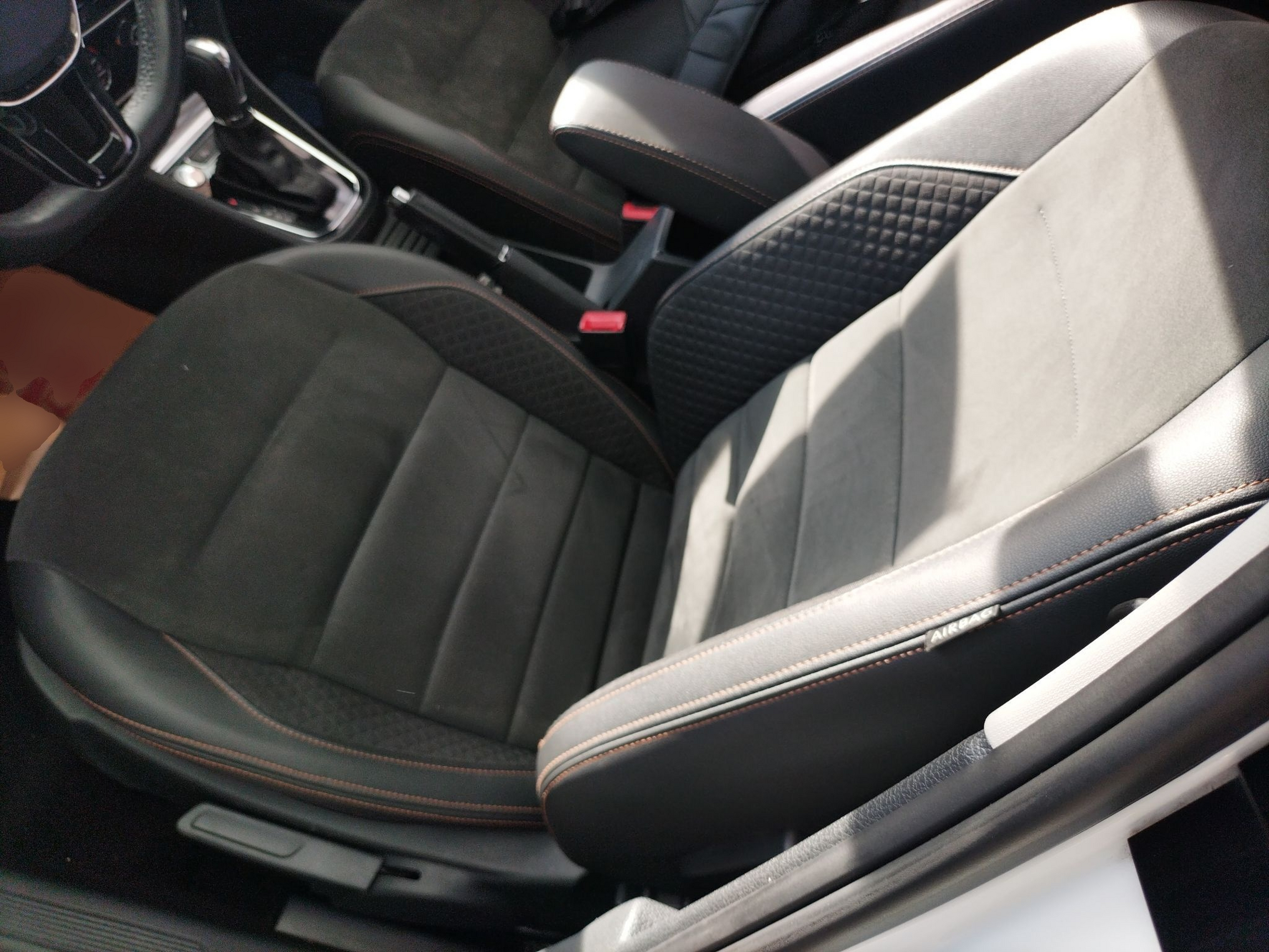 المقاعد الأمامية داخل السيارة