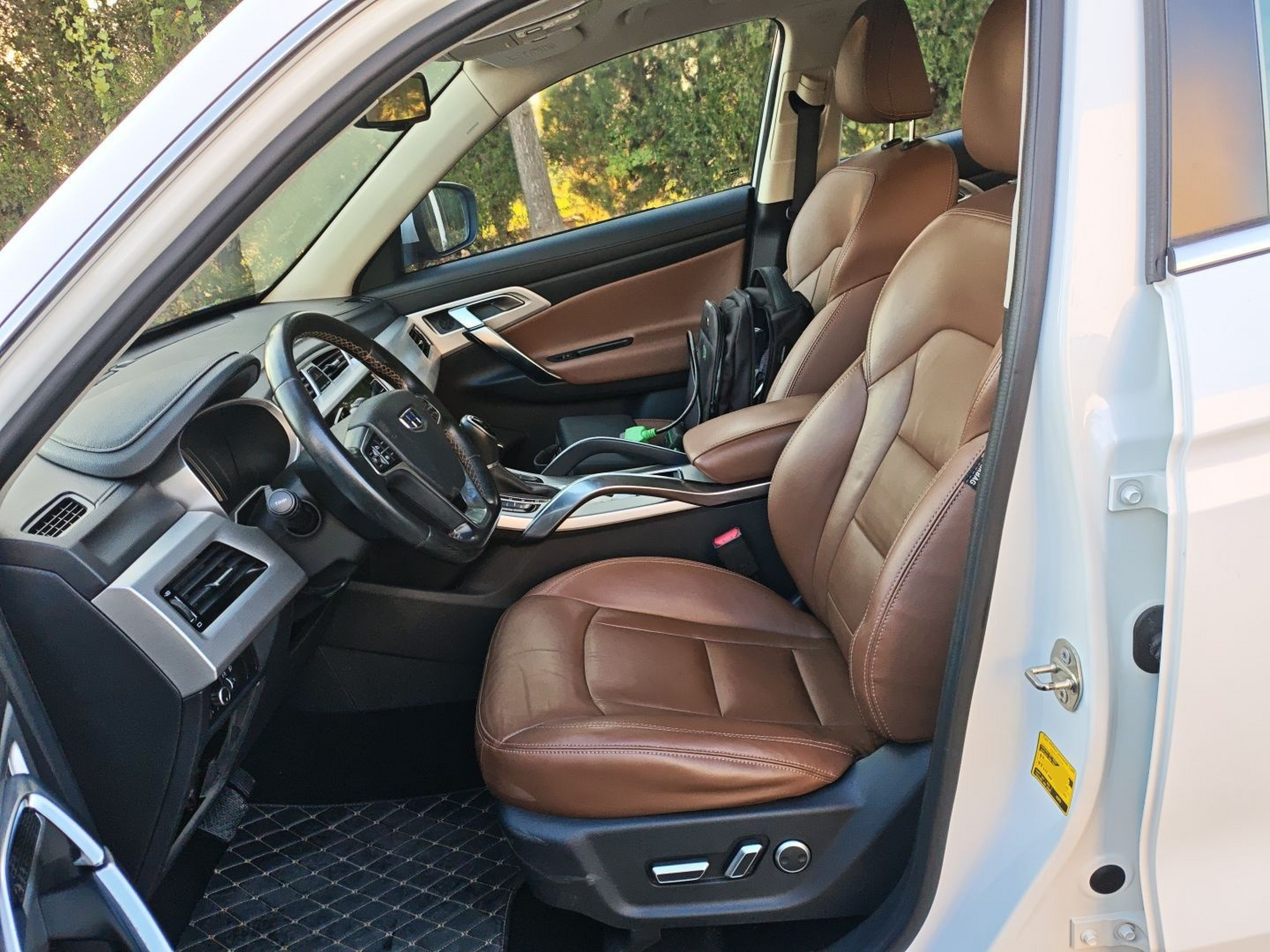 المقاعد الأمامية داخل السيارة