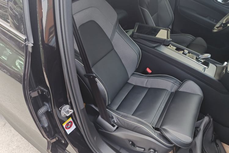 Used Volvo XC60 New Energy 2025 Plug-in Hybrid Long-Range All-Wheel Drive Zhiyuan Extreme Night Black Edition
