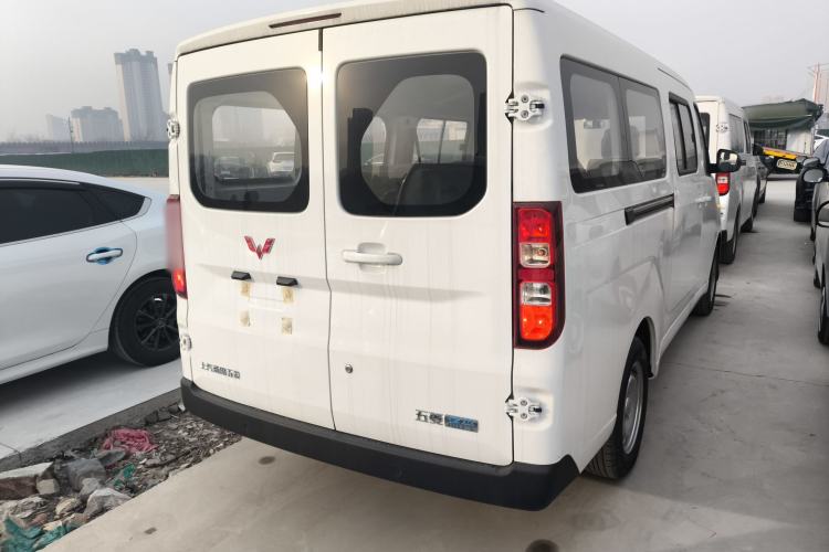Used Wuling Yangguang 2024 300KM Comfort Version Passenger Van 75kW
