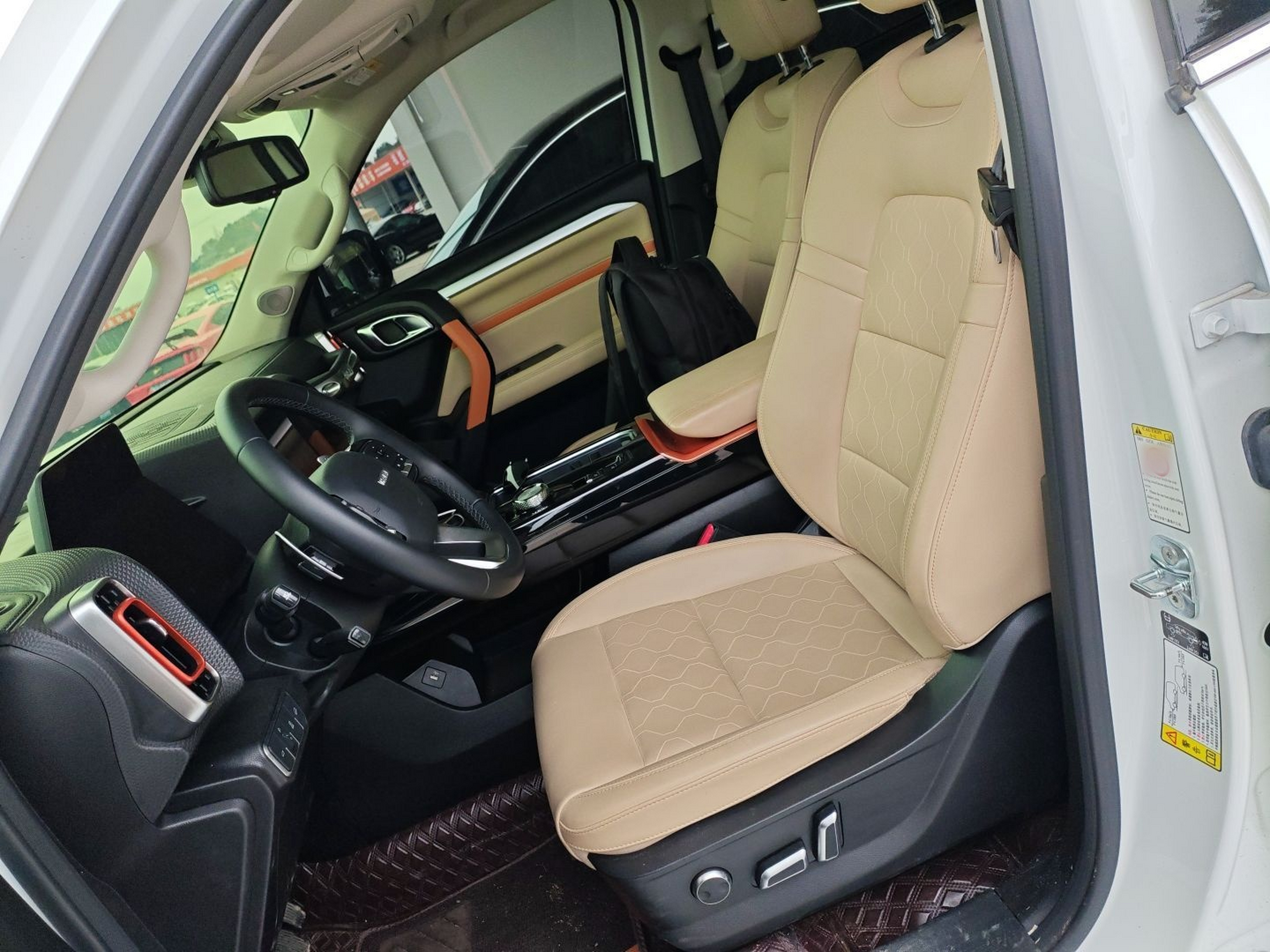 المقاعد الأمامية داخل السيارة