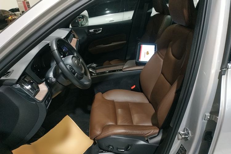 Used Volvo XC60 2022 B5 4x4 Smart Luxury Edition
