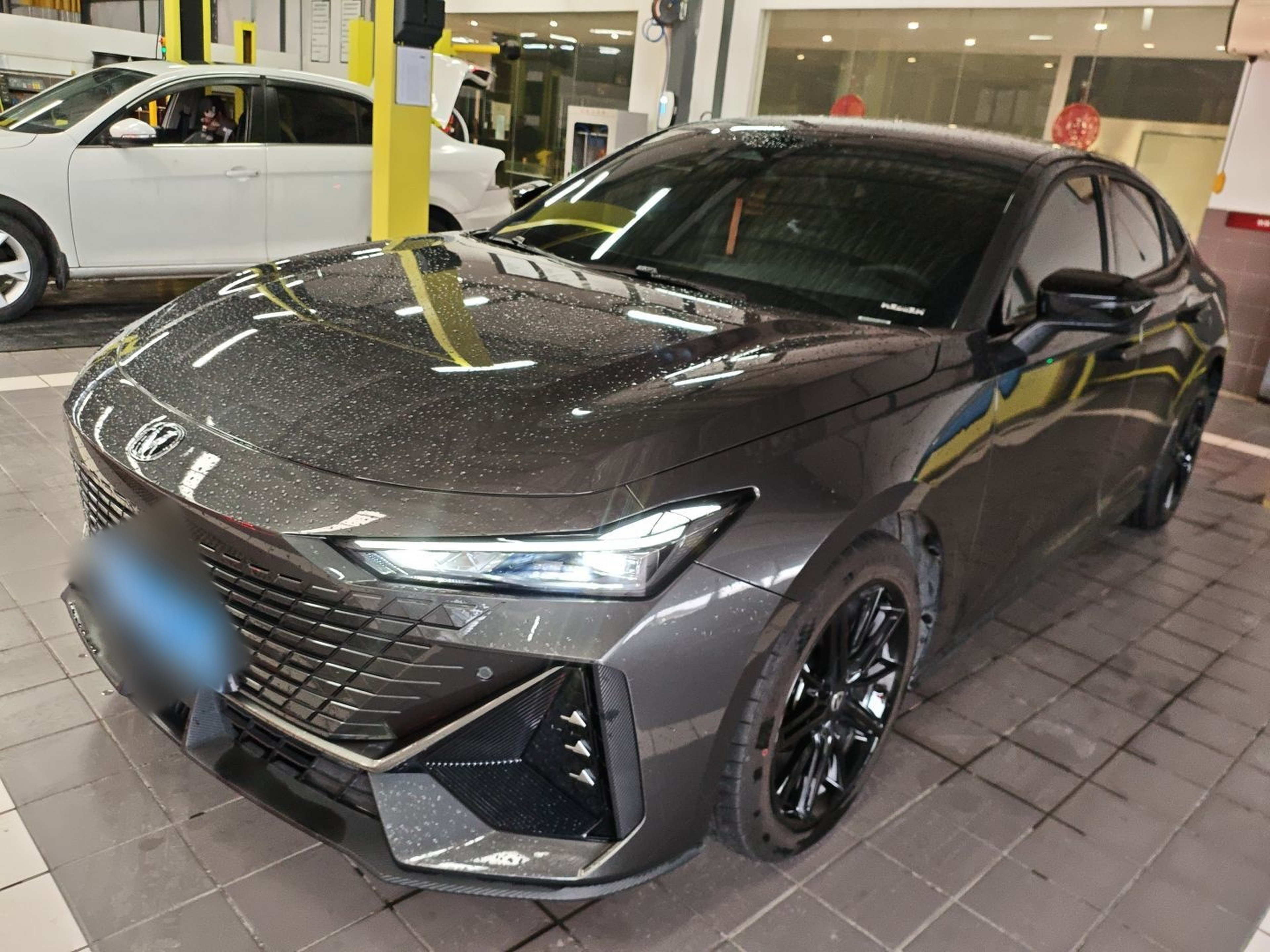 Под передней частью автомобиля