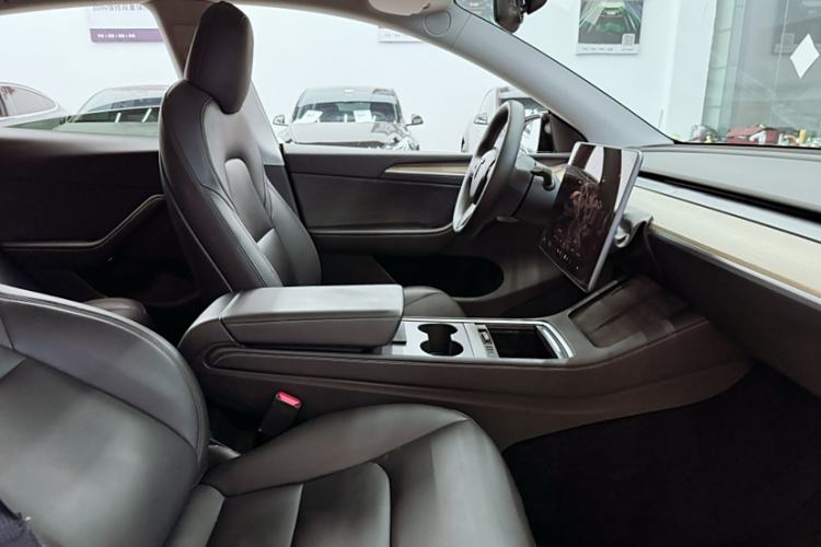 Used Tesla Model Y 2021 Long-Range All-Wheel-Drive Version
