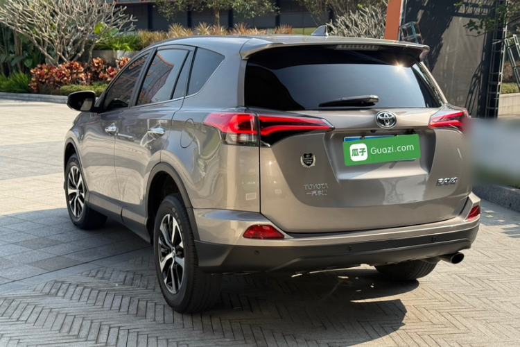 Used Toyota RAV4 2016 2.0L CVT Two-Wheel Drive Fashion Edition China V Standard
