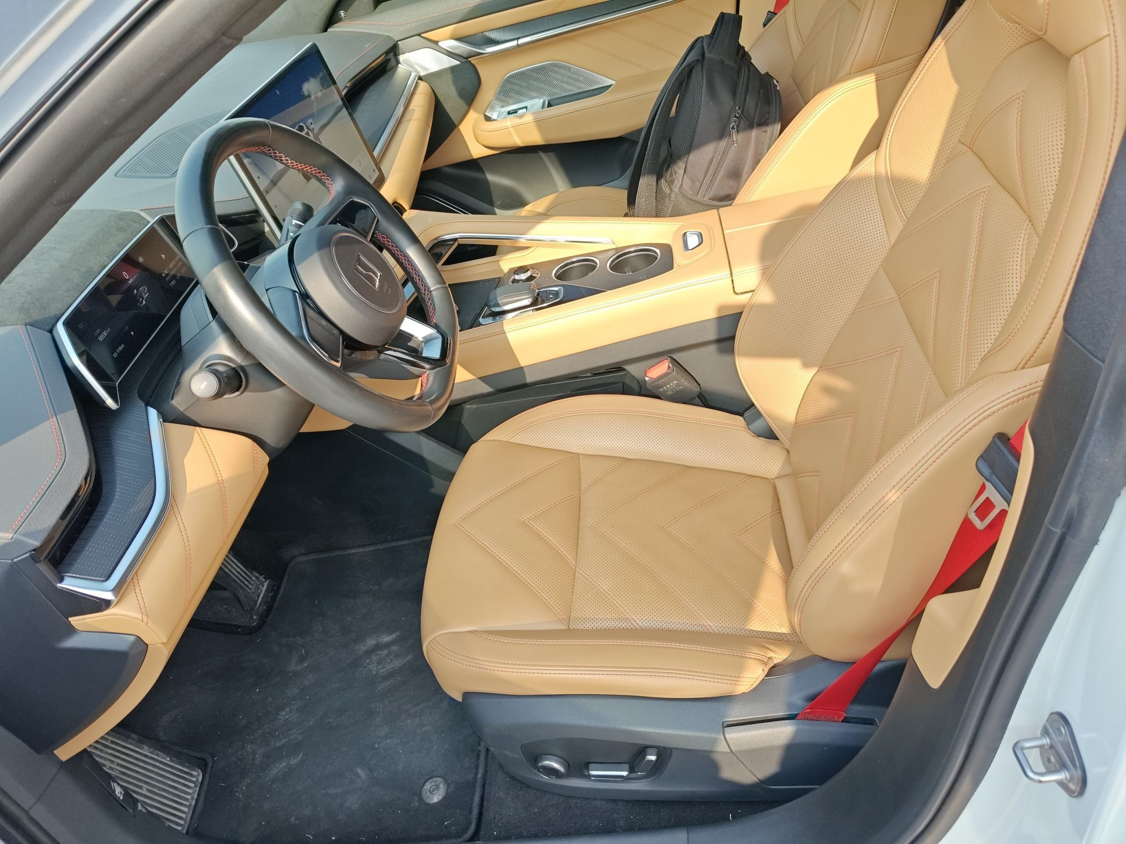 المقاعد الأمامية داخل السيارة