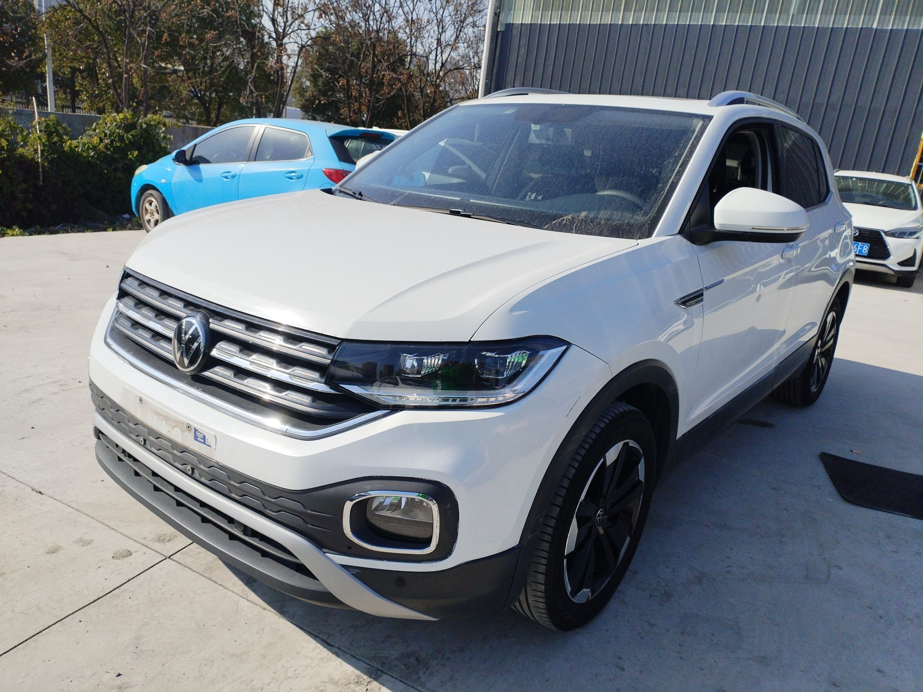 Под передней частью автомобиля