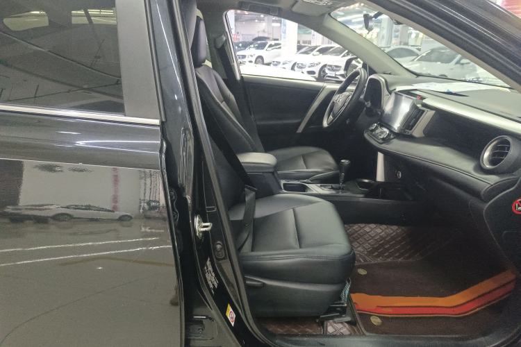 Used Toyota RAV4 2016 2.0L CVT Two-Wheel Drive Fashion Edition China V Standard
