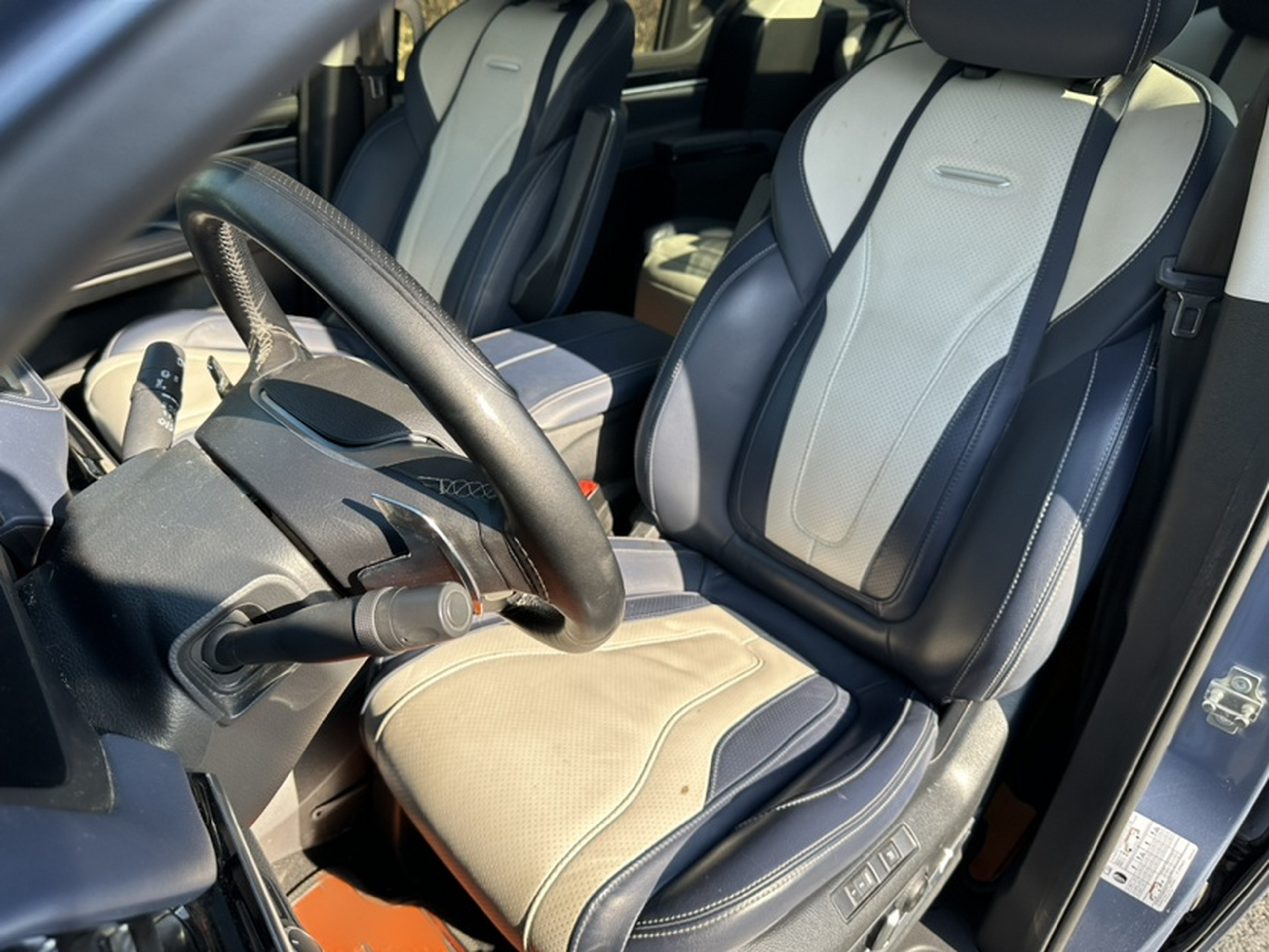 Переднее сиденье в автомобиле