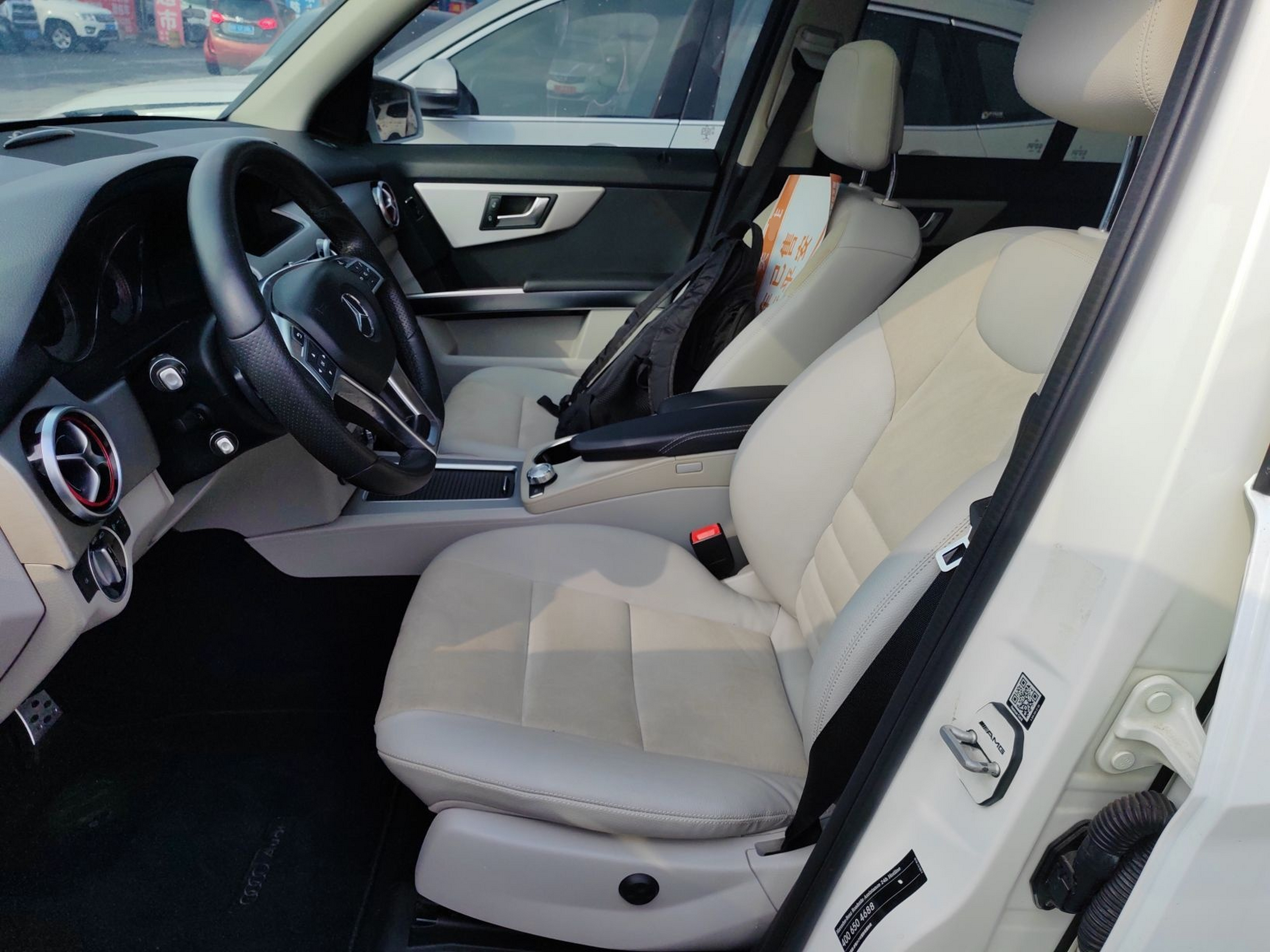 المقاعد الأمامية داخل السيارة