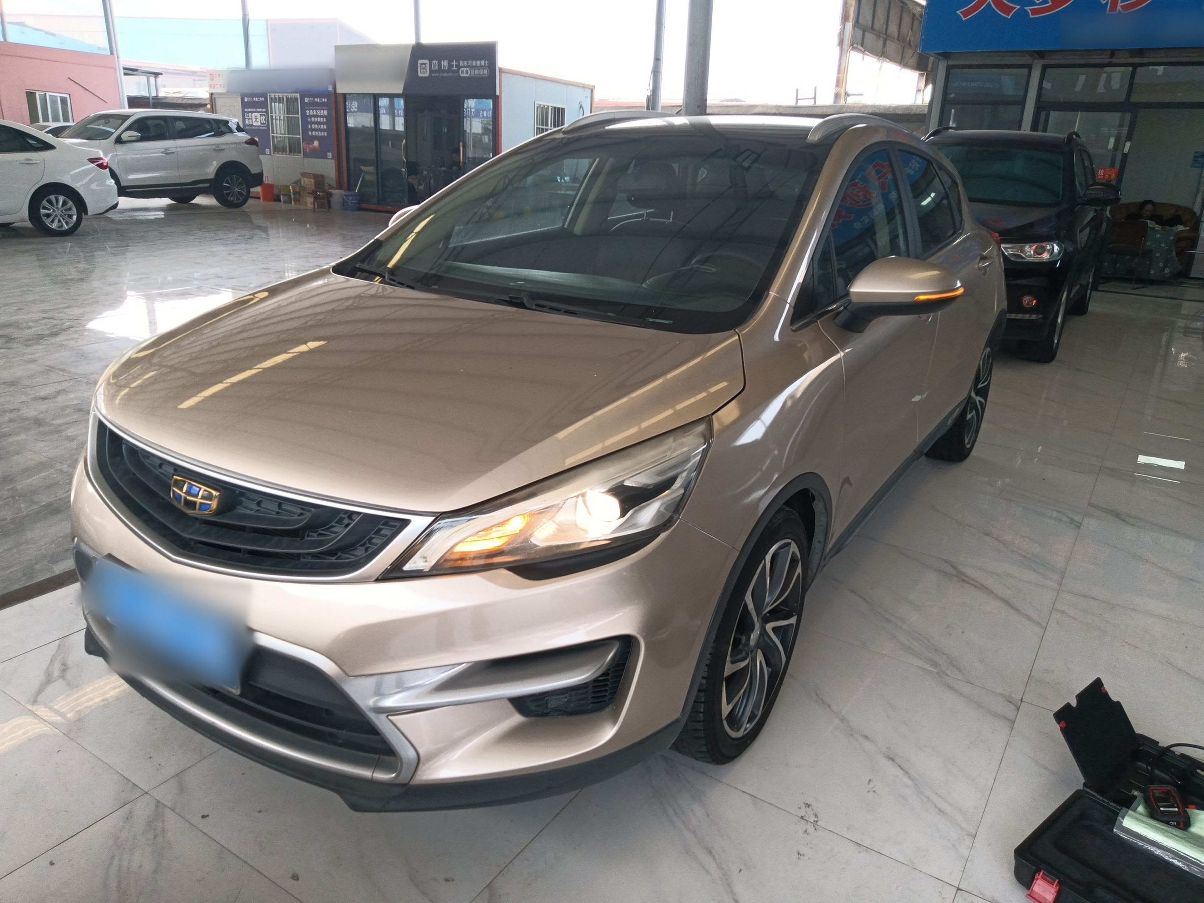 تحت مقدمة السيارة