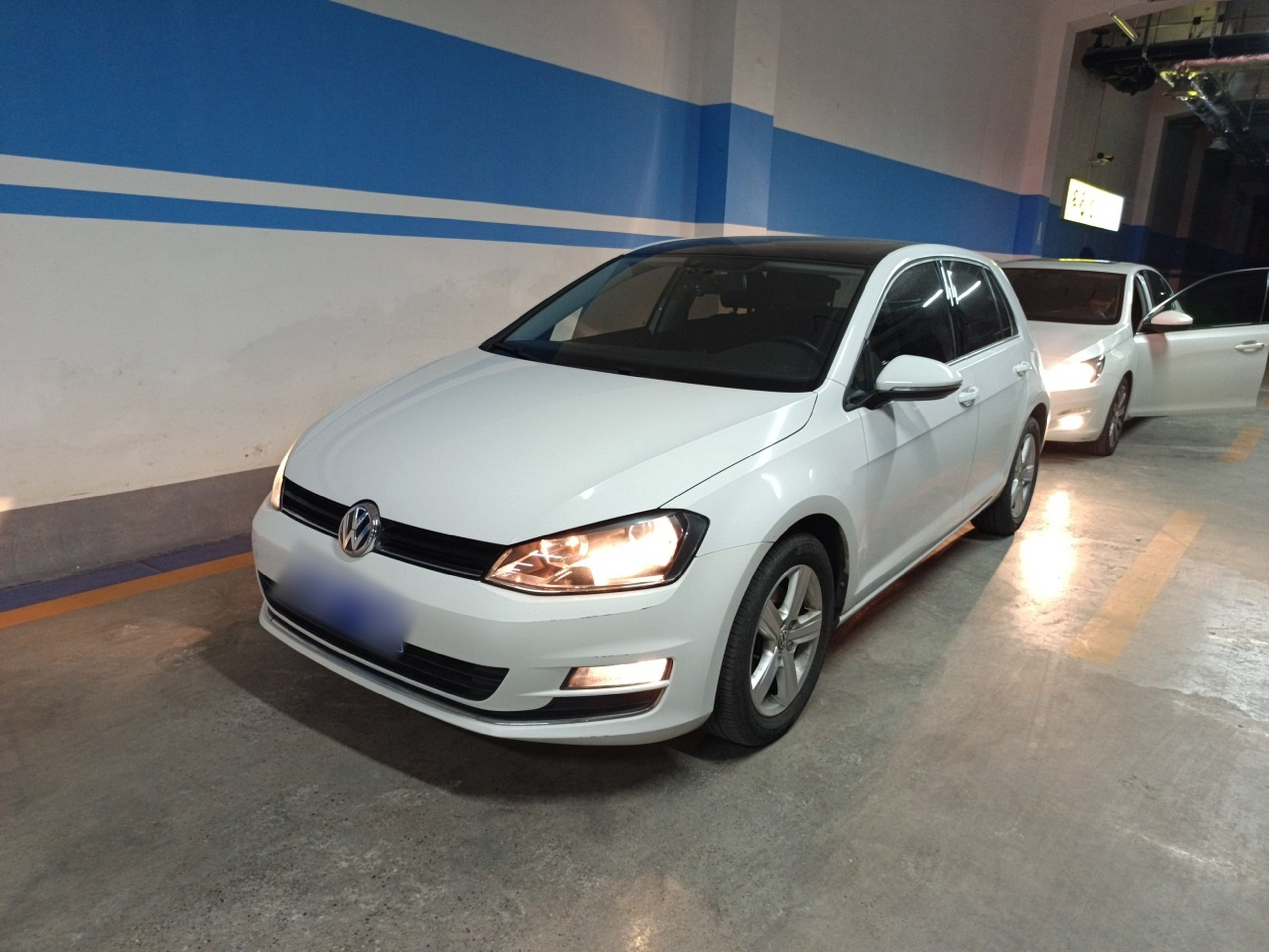 Под передней частью автомобиля