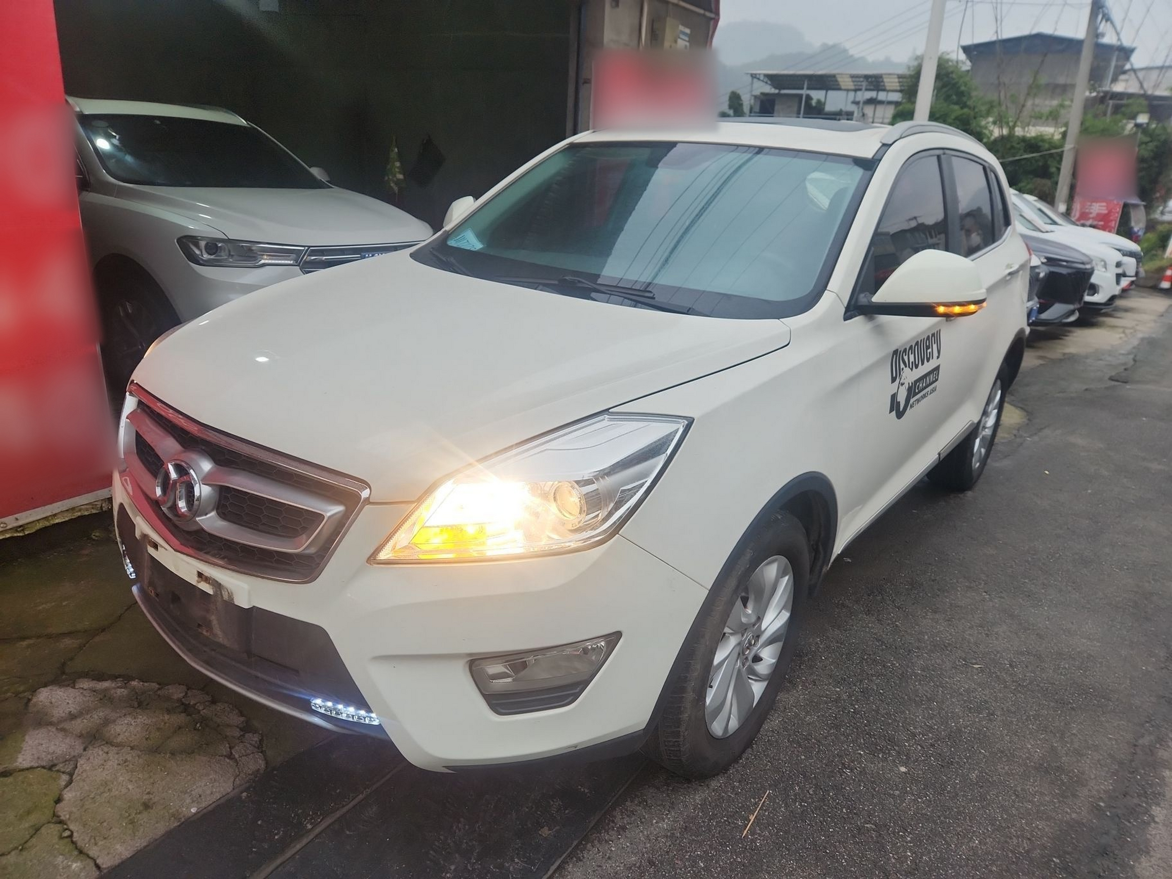 Под передней частью автомобиля