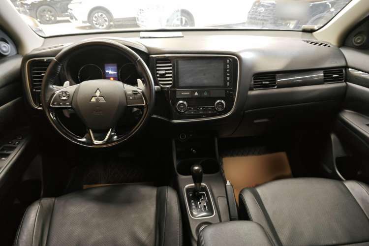 Used Mitsubishi Outlander 2016 2.4L 4x4 Luxury Edition 7-Seater
