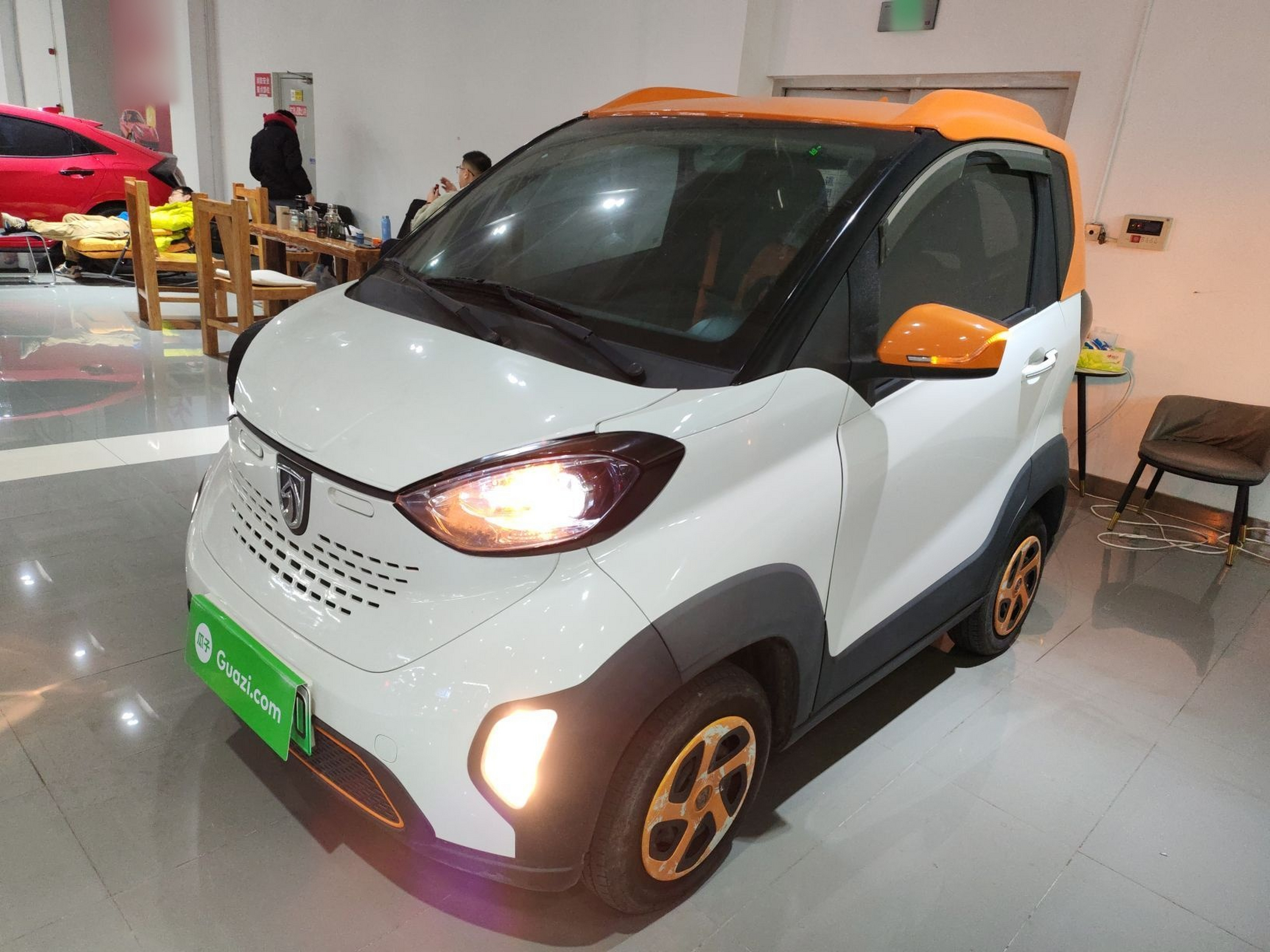 تحت مقدمة السيارة