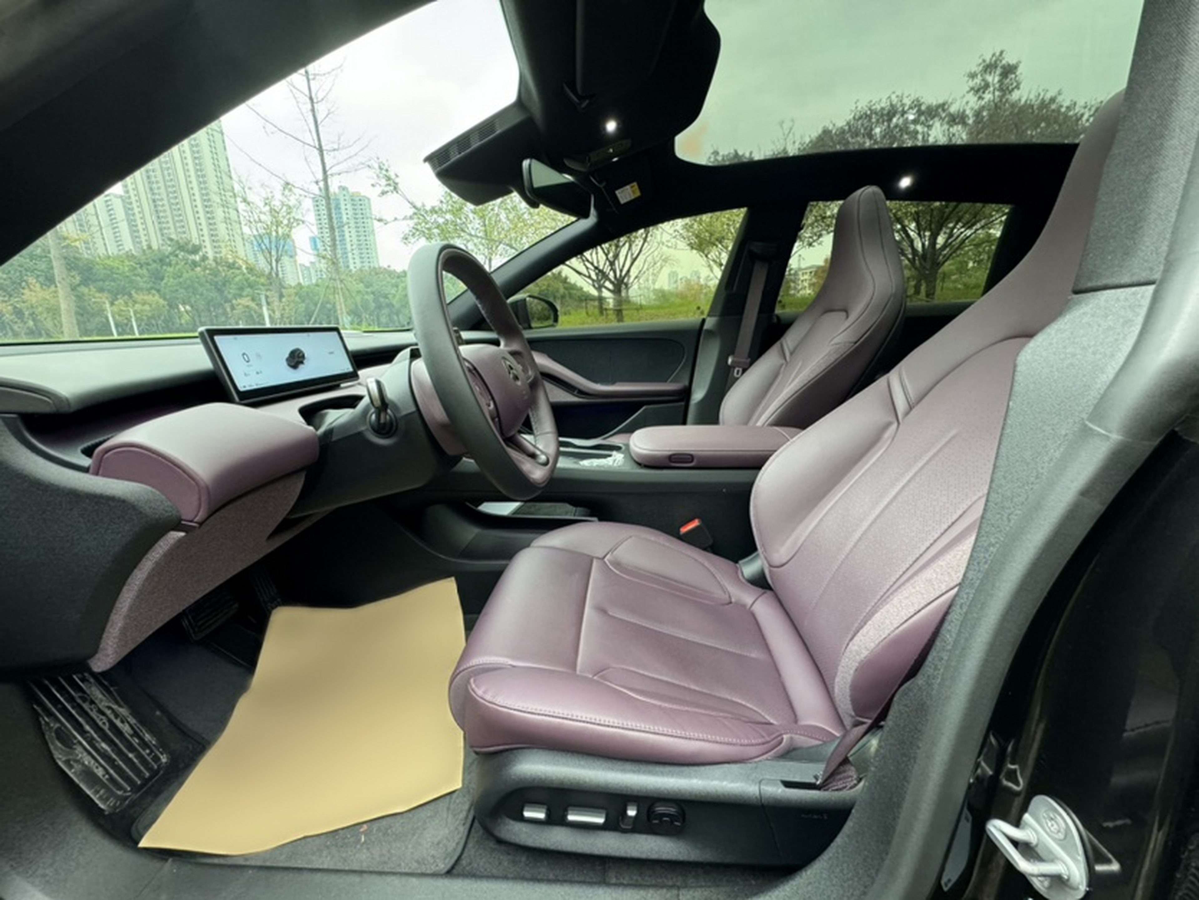 المقاعد الأمامية داخل السيارة