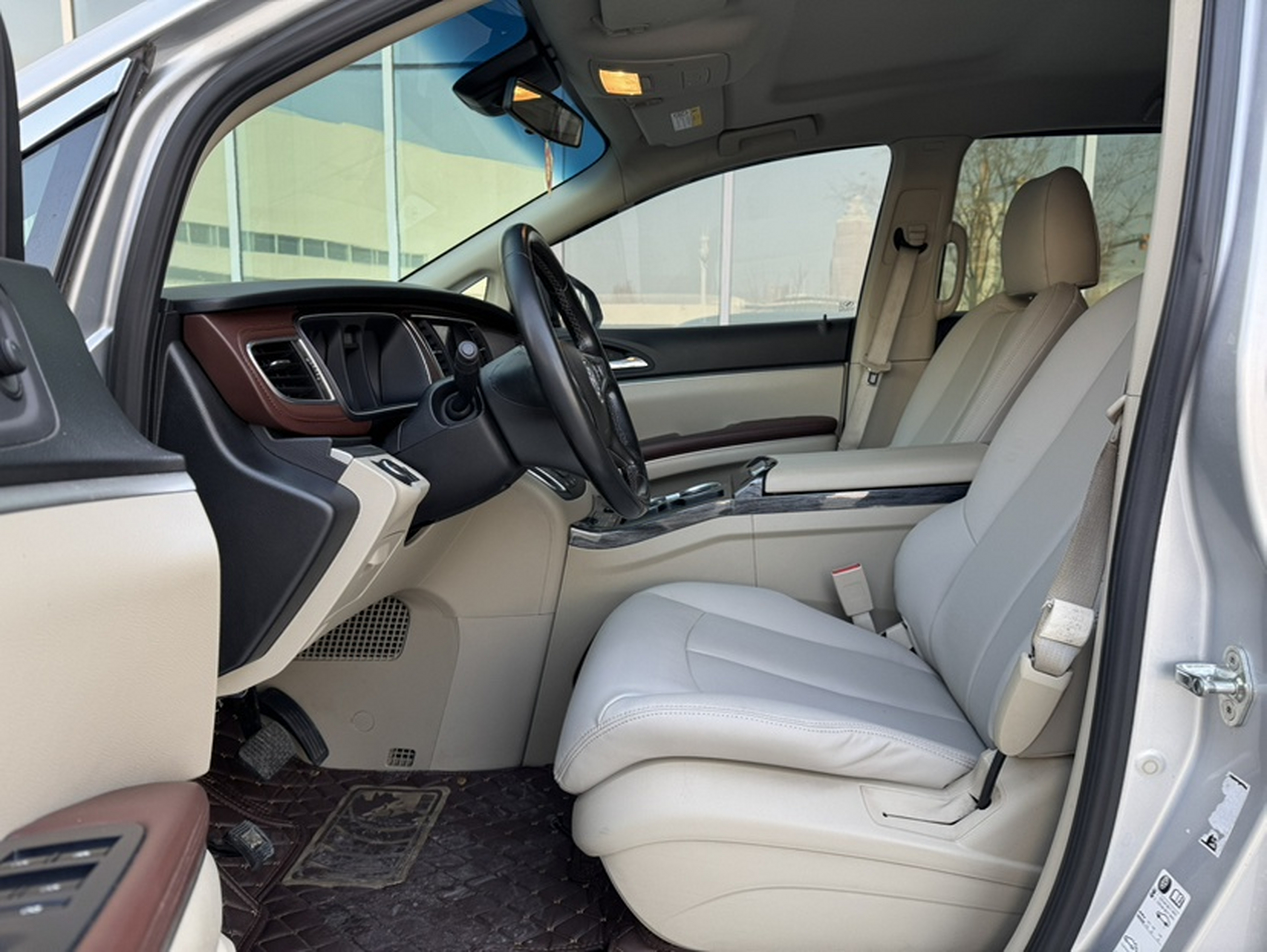 Переднее сиденье в автомобиле