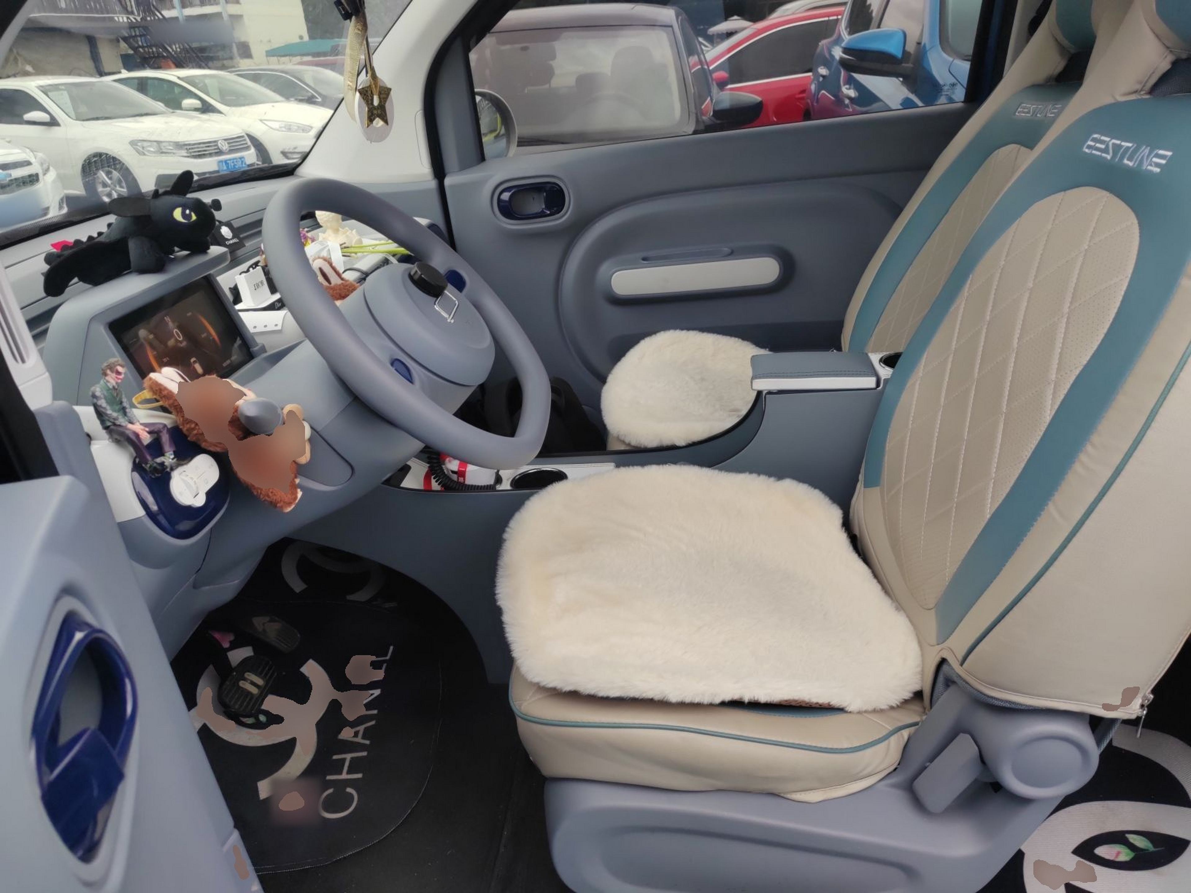 المقاعد الأمامية داخل السيارة