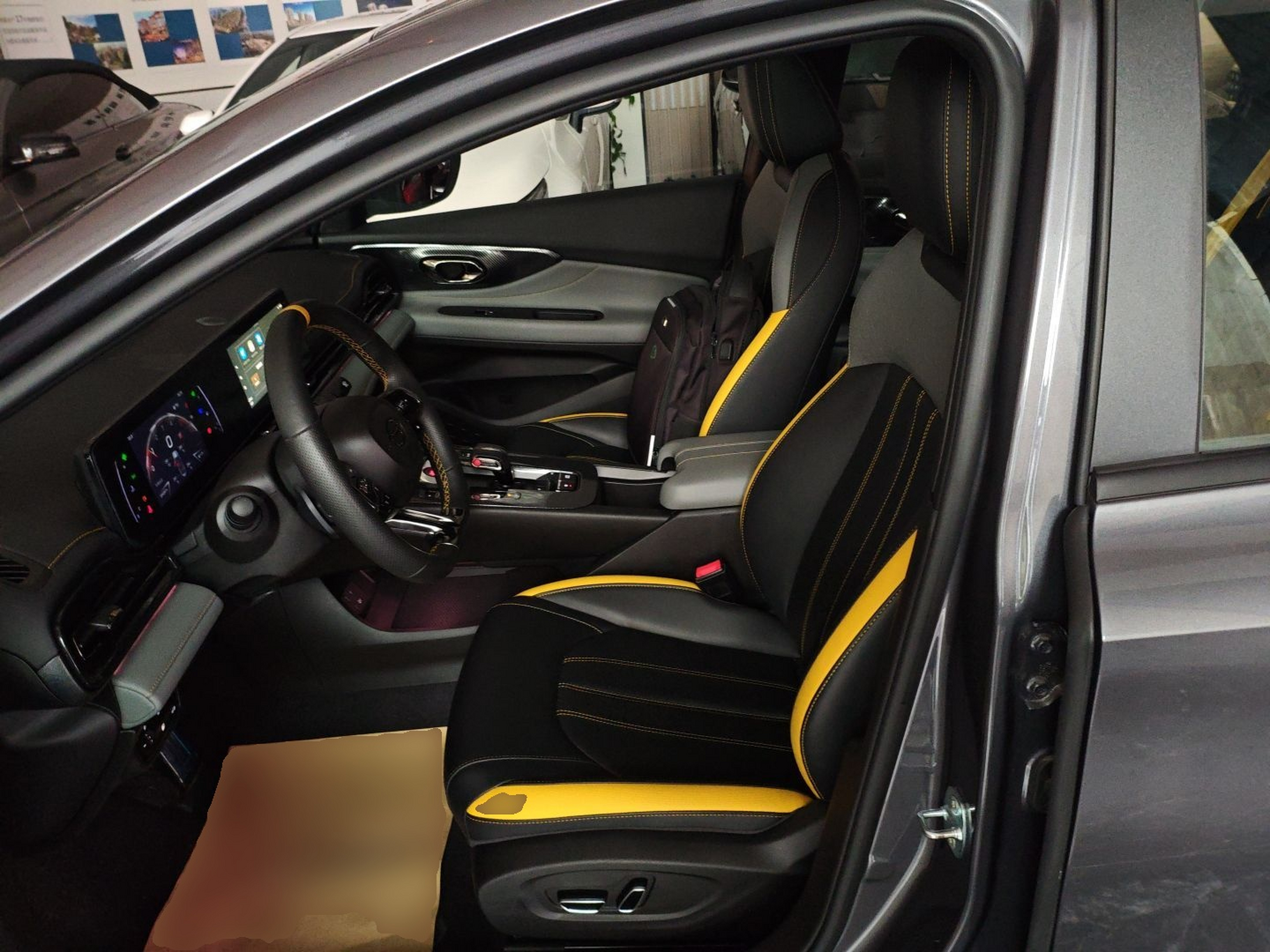 المقاعد الأمامية داخل السيارة