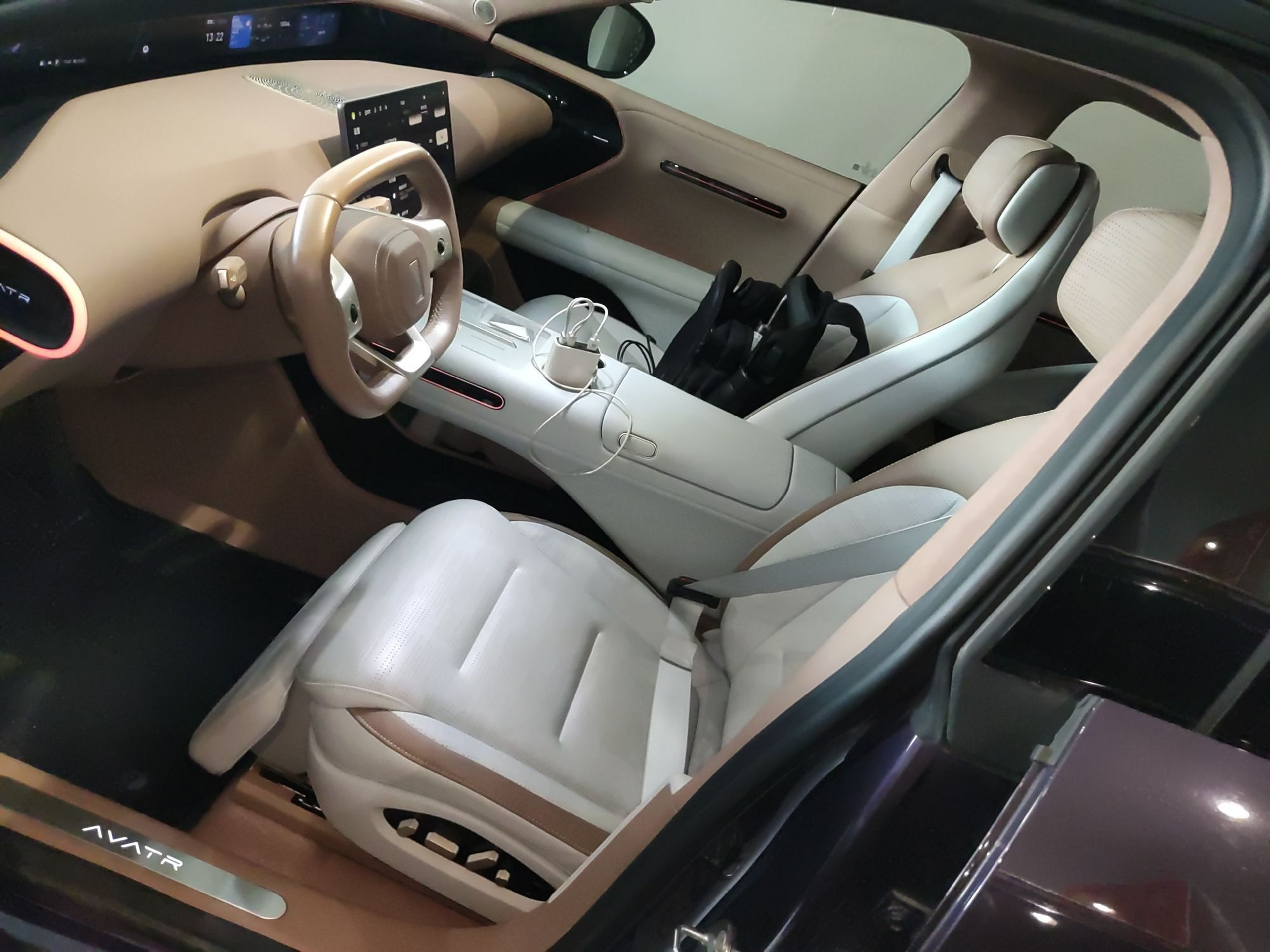 المقاعد الأمامية داخل السيارة