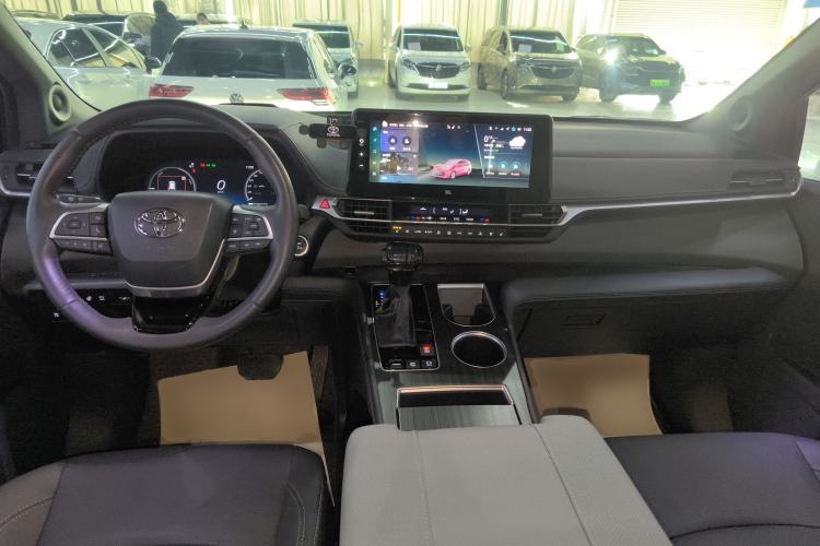 Used Toyota Sienna 2024 2.5L Hybrid Platinum Edition