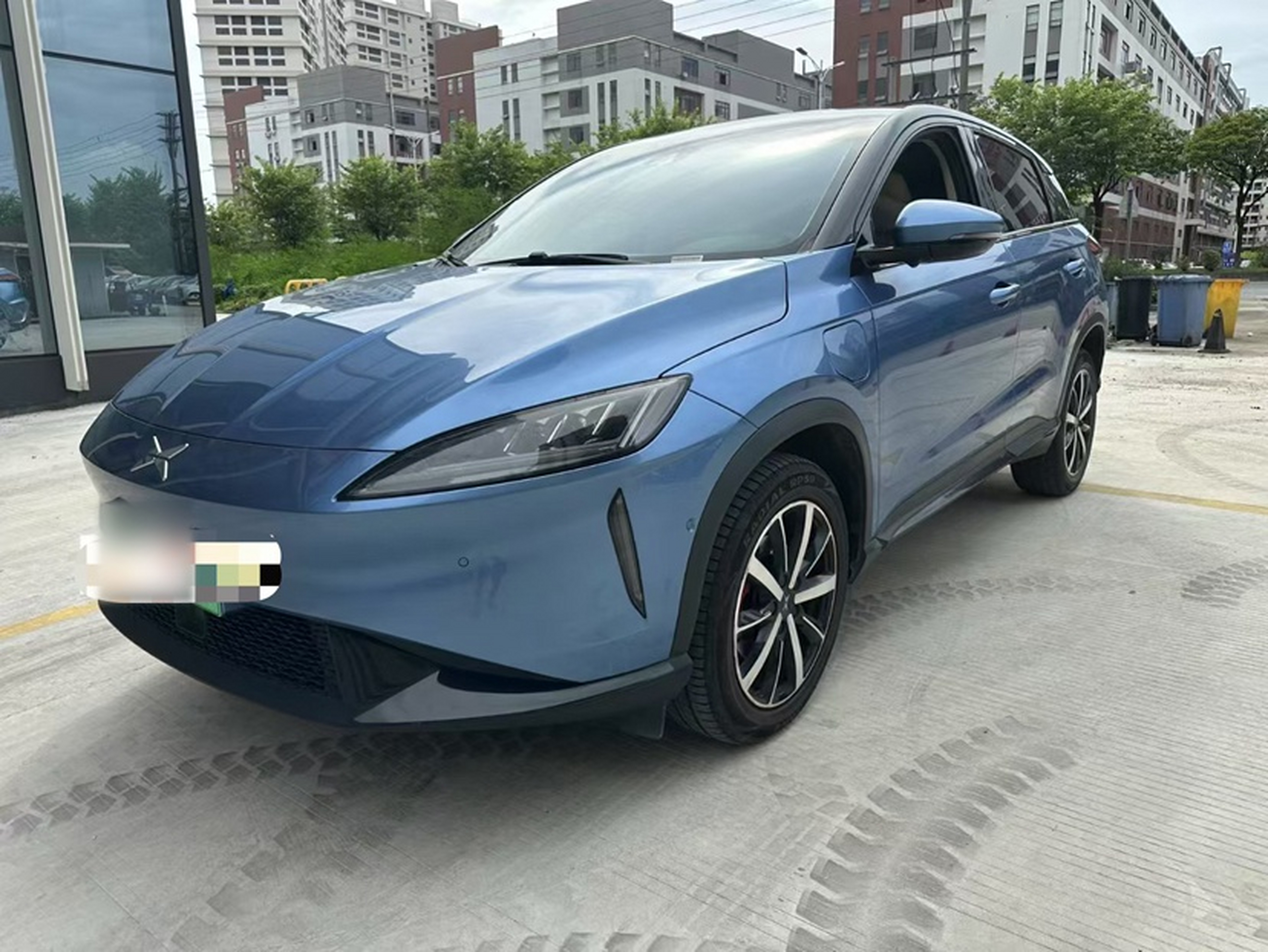 Под передней частью автомобиля