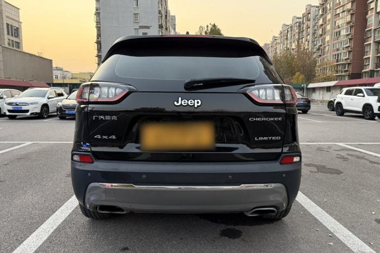 Used  Cherokee 2019 2.0T Four-Wheel Drive Exploration Edition + Autonomous Driving Smart Package China V