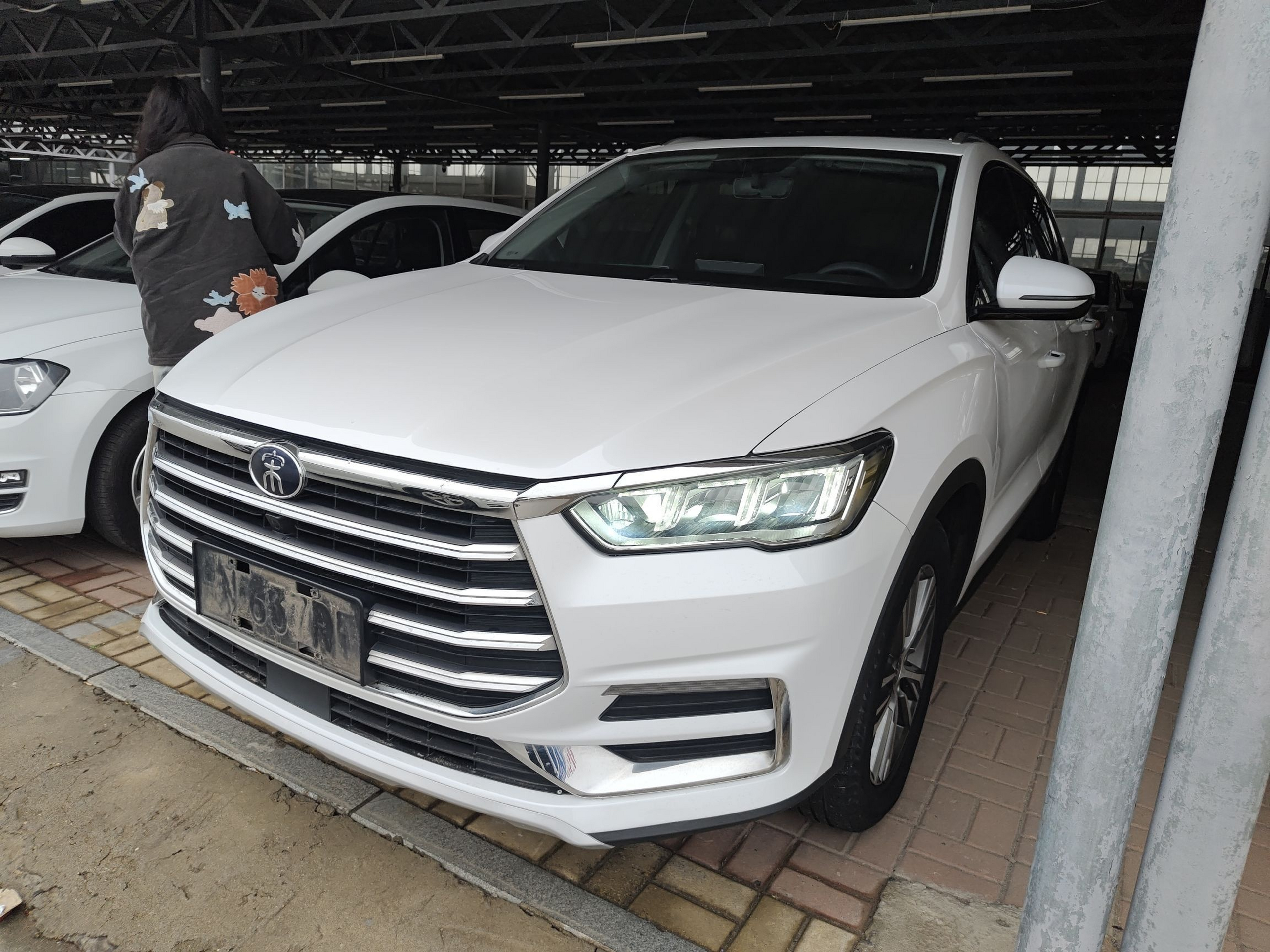 Под передней частью автомобиля