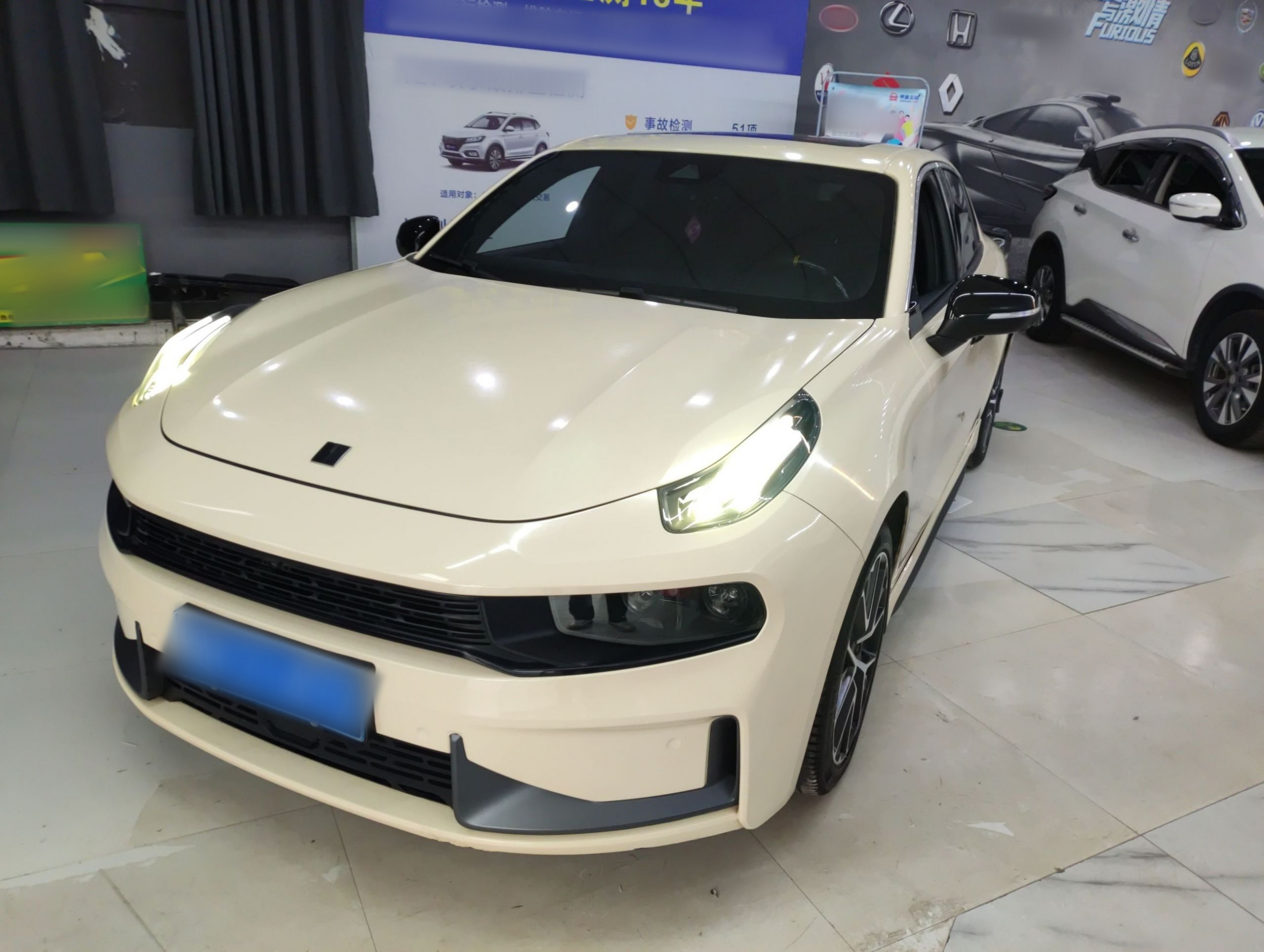 تحت مقدمة السيارة