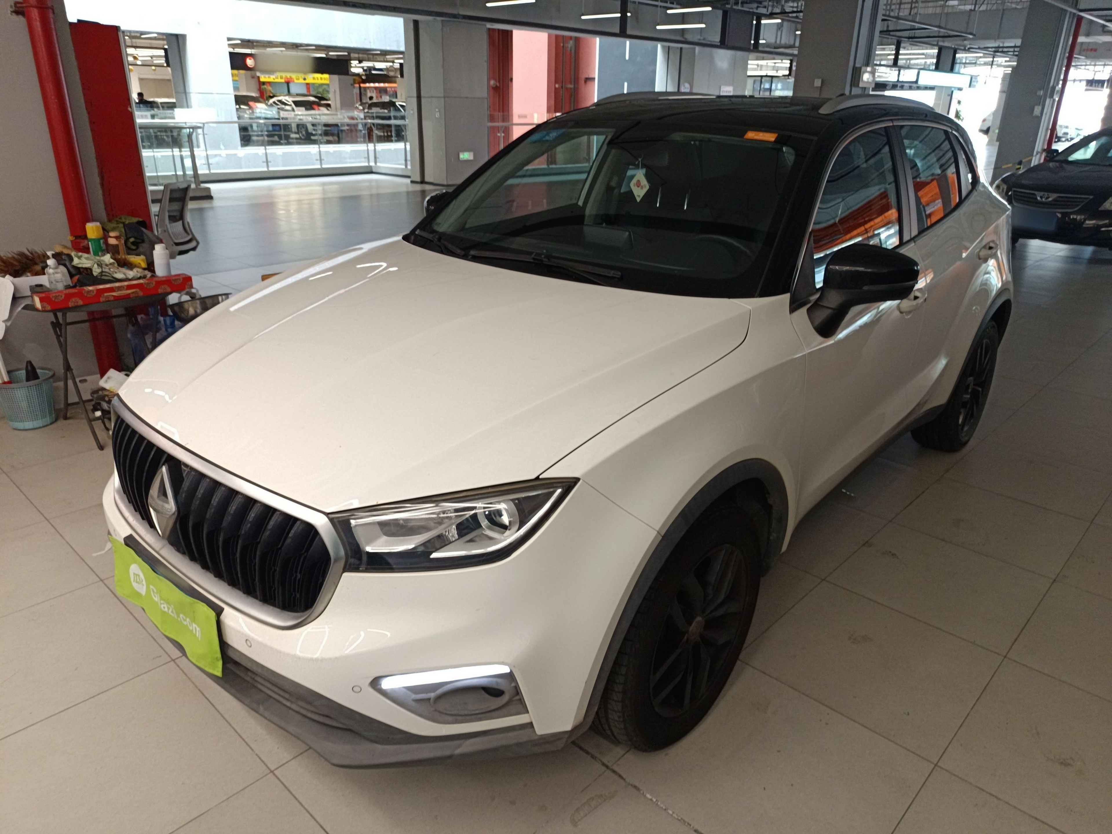 تحت مقدمة السيارة