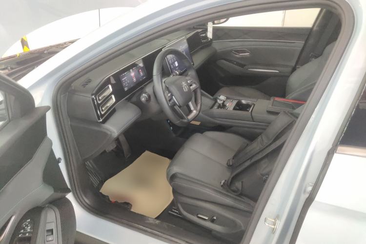 Used BYD Qin L 2025 DM-i Smart Drive 120KM Superior Model
