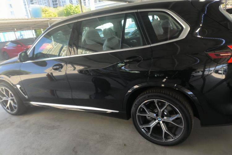 Used BMW X5 2023 xDrive 30Li Luxury M Sport Package
