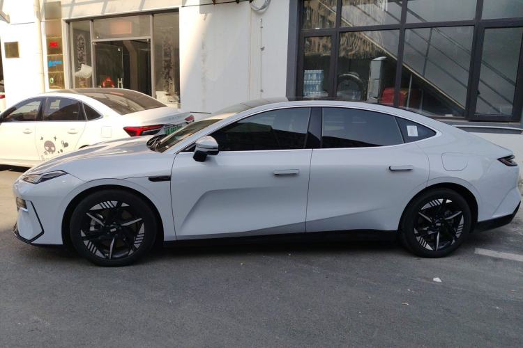 Used  E8 2024 550 km Range Rear-Drive Dragon Edition
