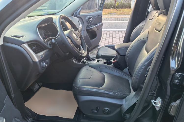 Used  Cherokee 2017 2.4L Leading Edition
