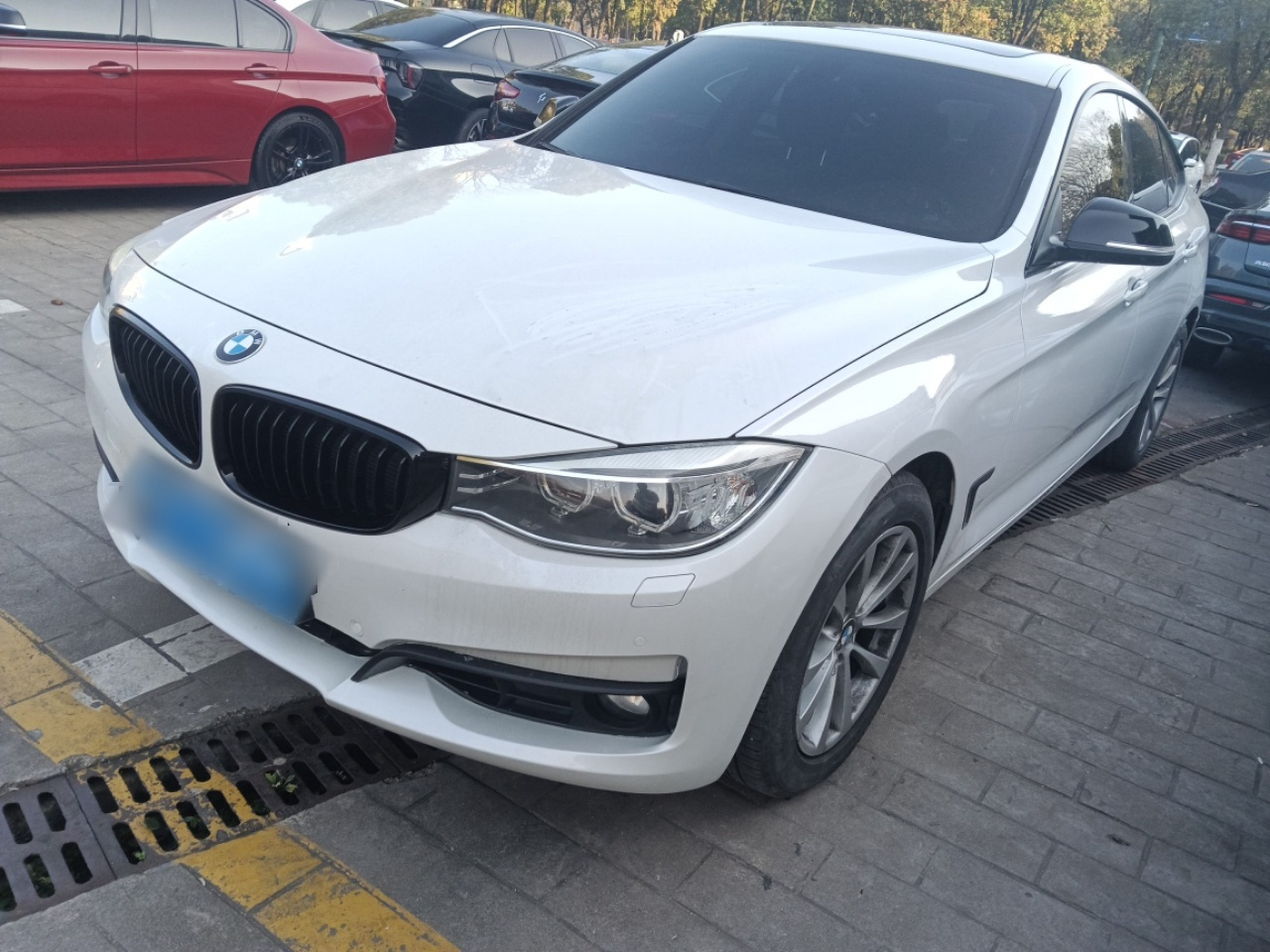 Под передней частью автомобиля