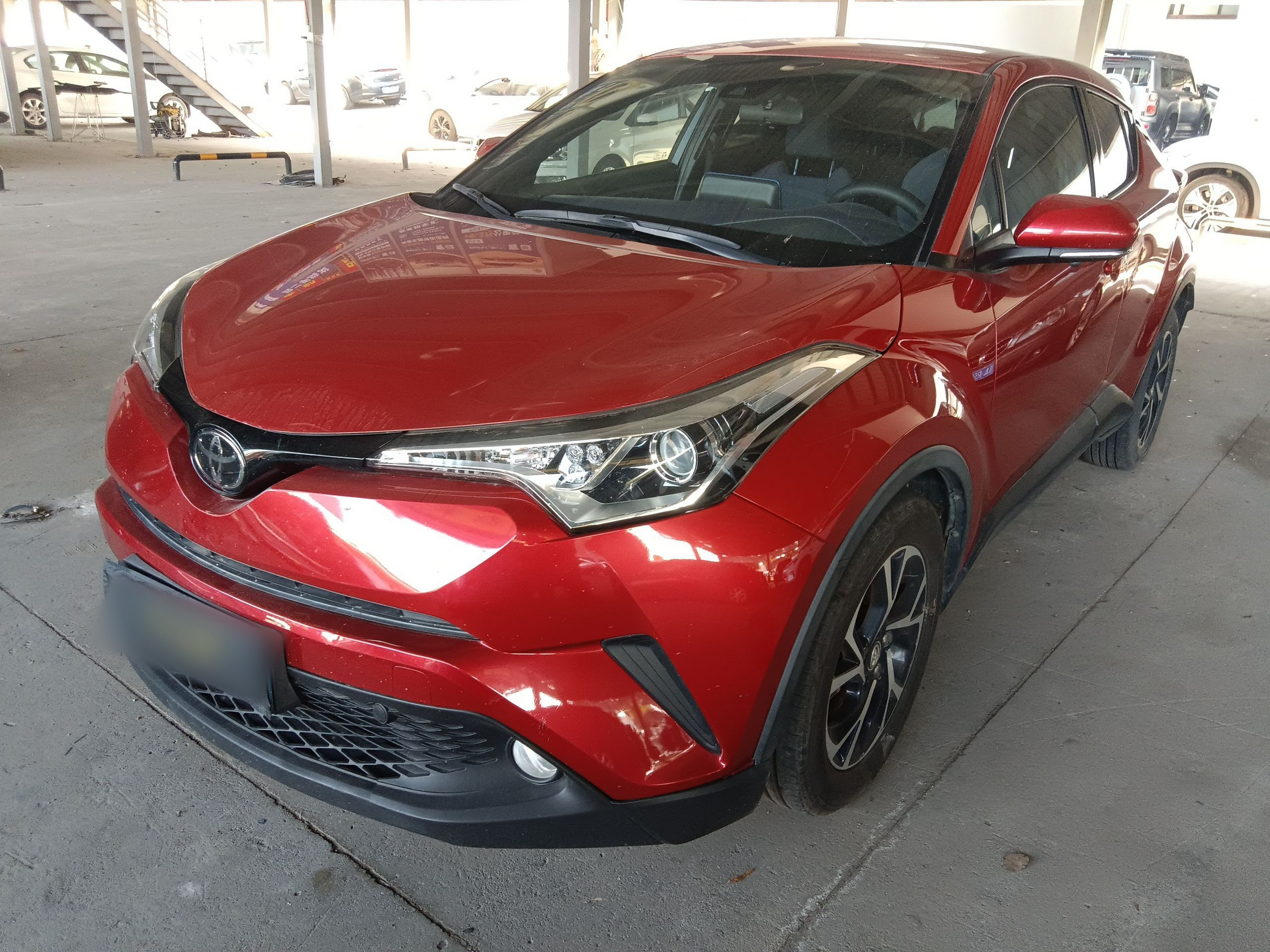 تحت مقدمة السيارة