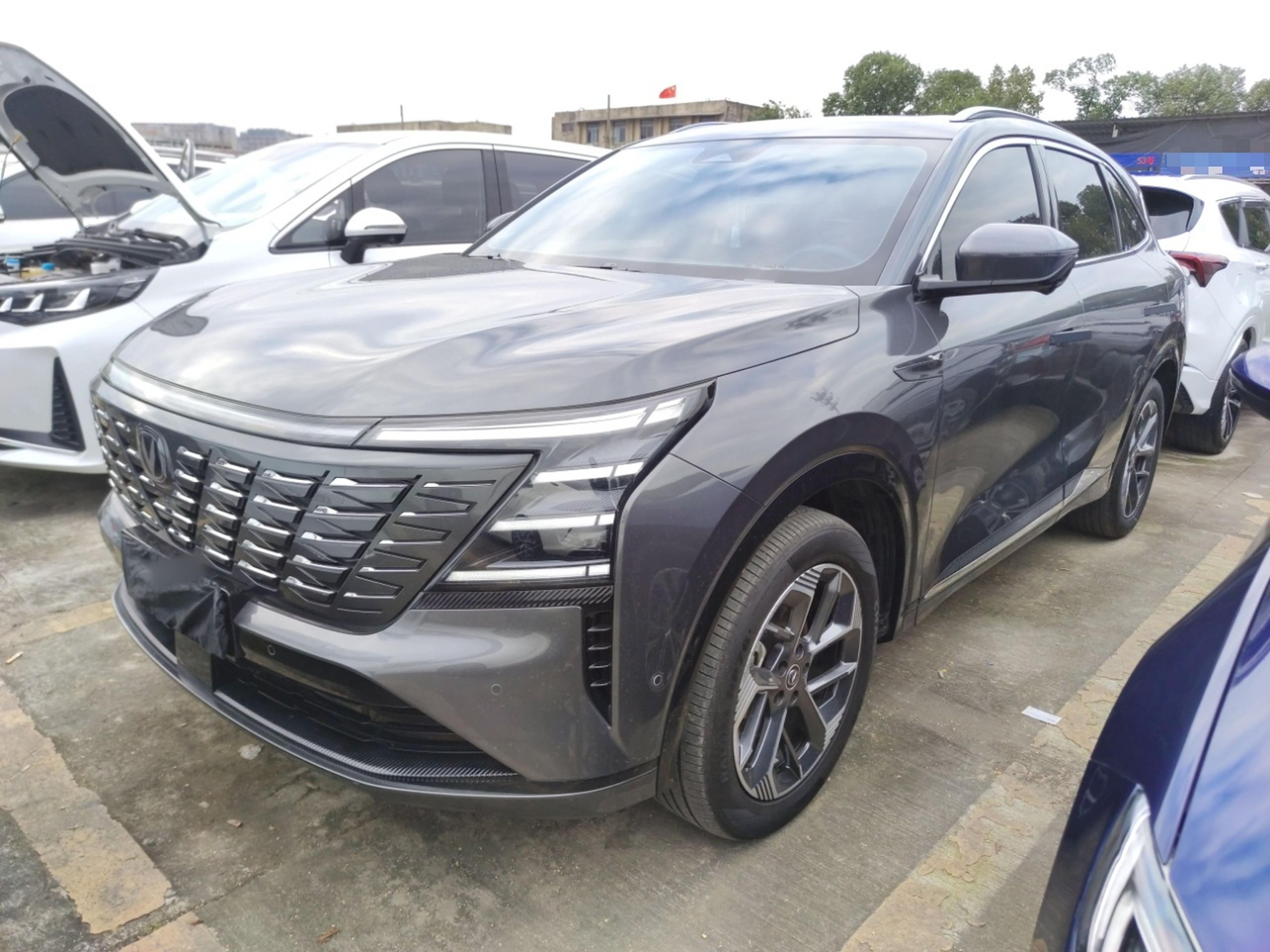 Под передней частью автомобиля