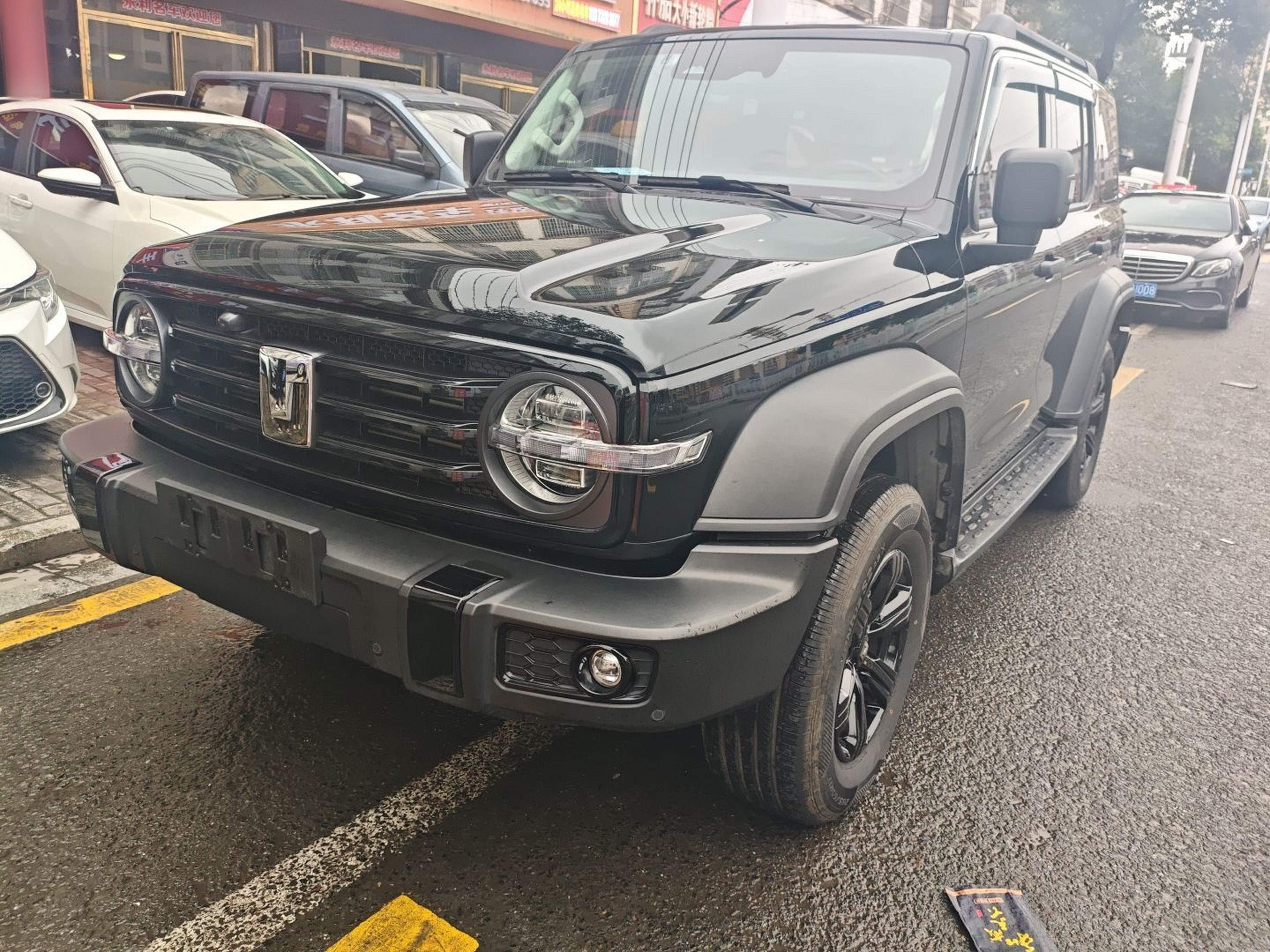 Под передней частью автомобиля