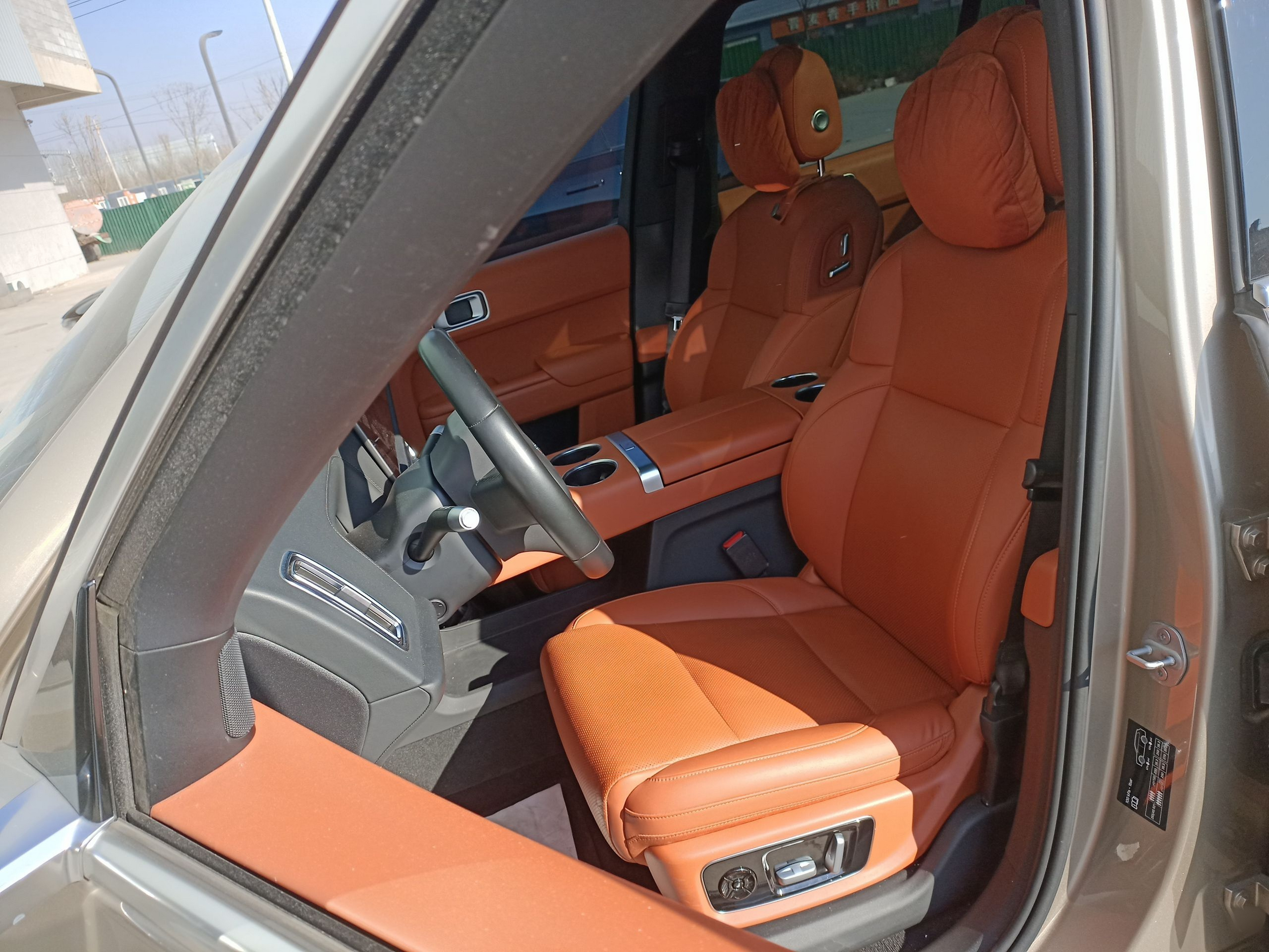 المقاعد الأمامية داخل السيارة