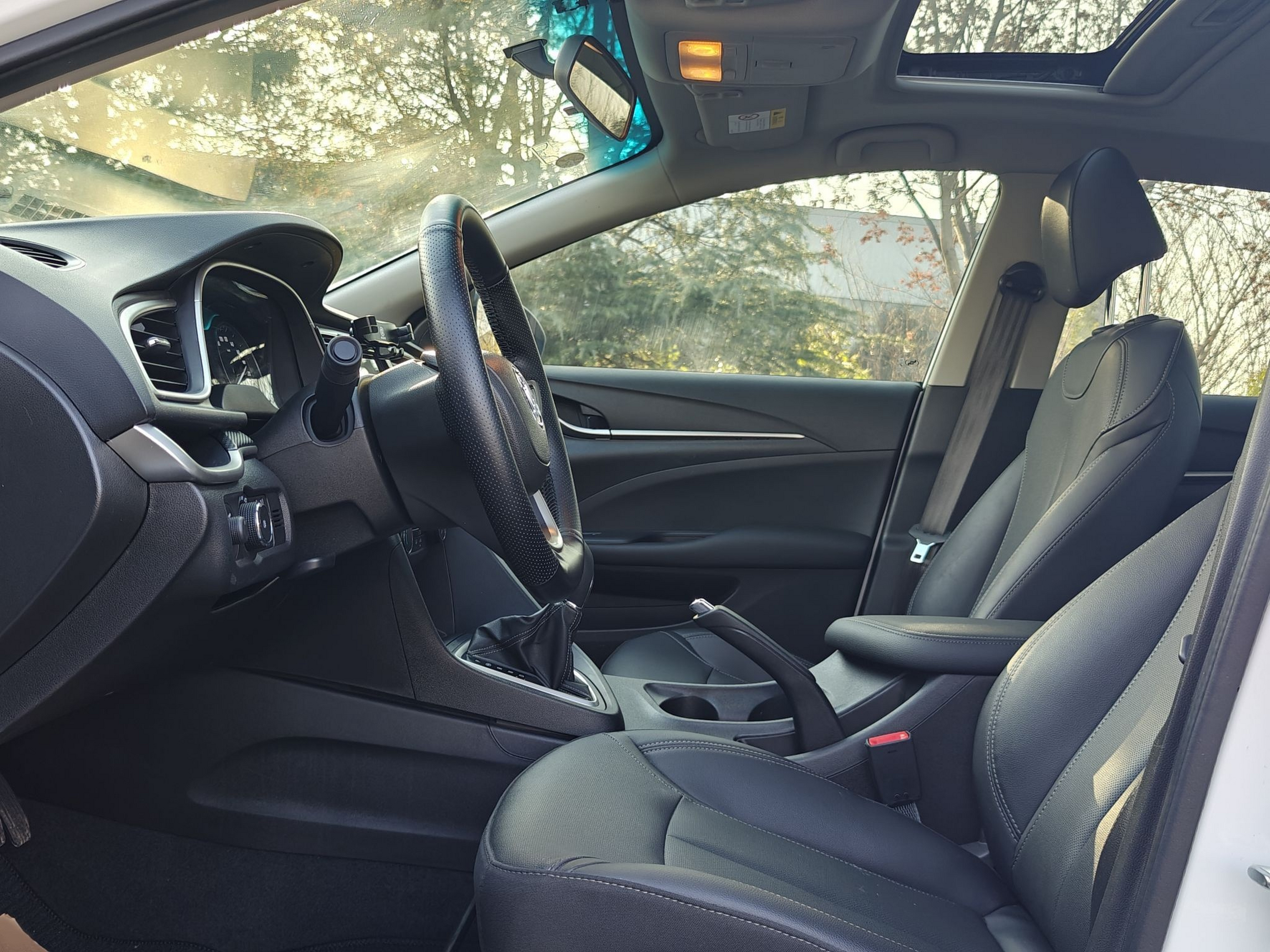 Переднее сиденье в автомобиле