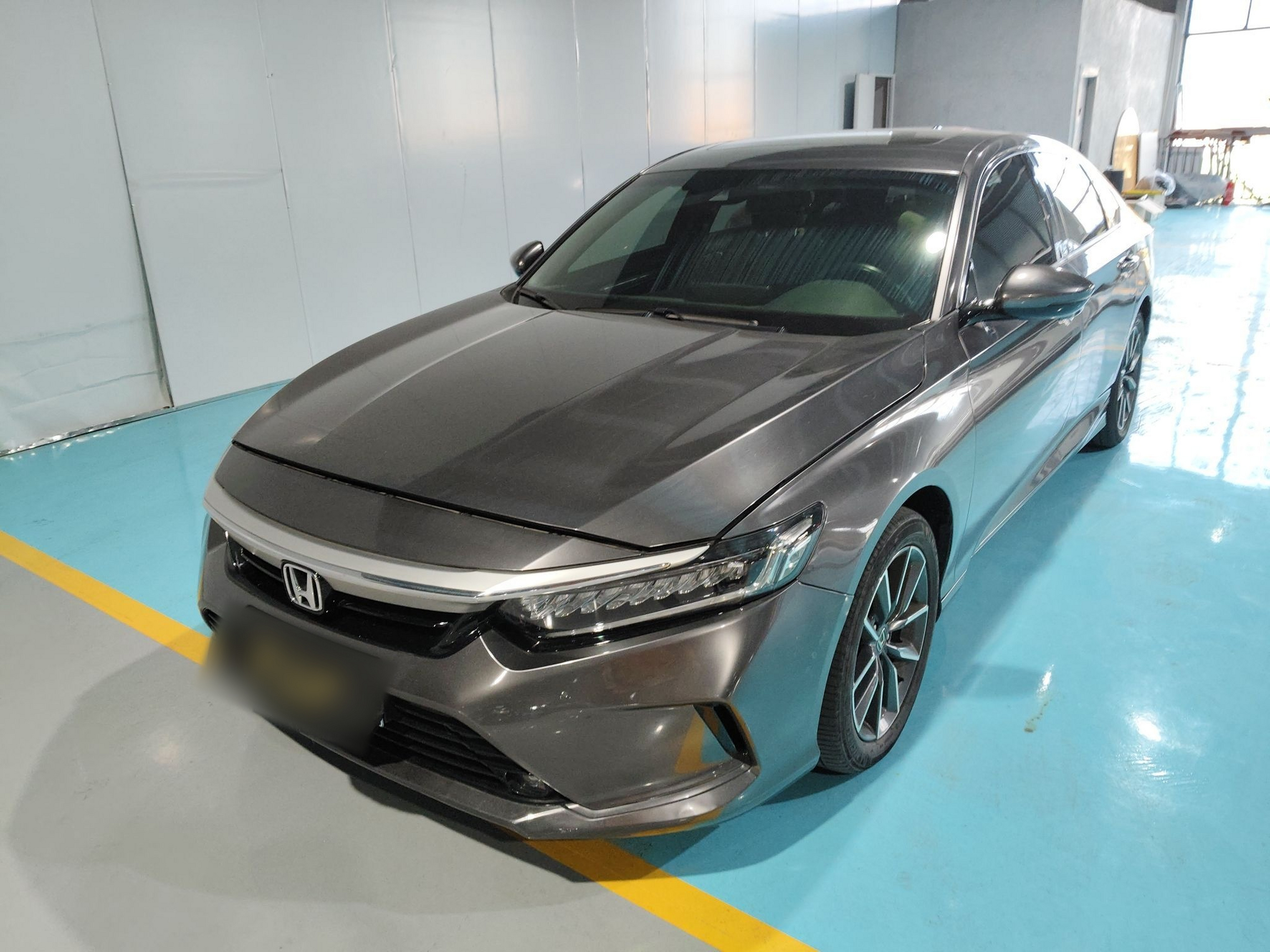 تحت مقدمة السيارة