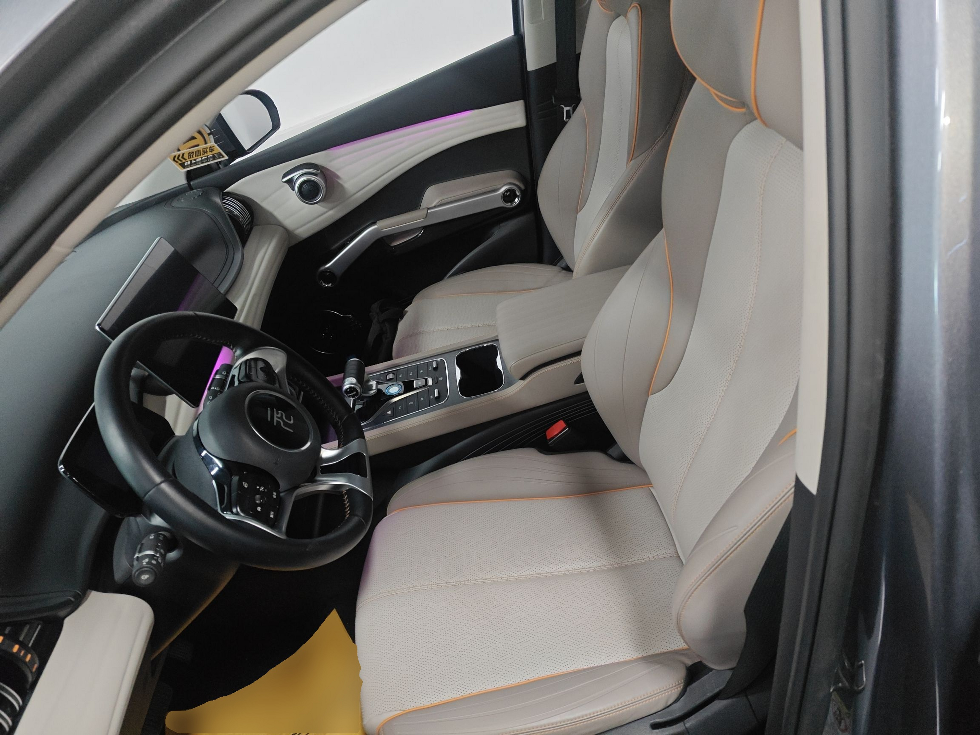 المقاعد الأمامية داخل السيارة