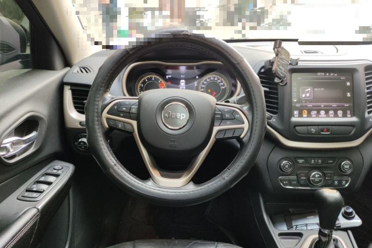 Used  Cherokee 2017 2.4L Leading Smart Edition