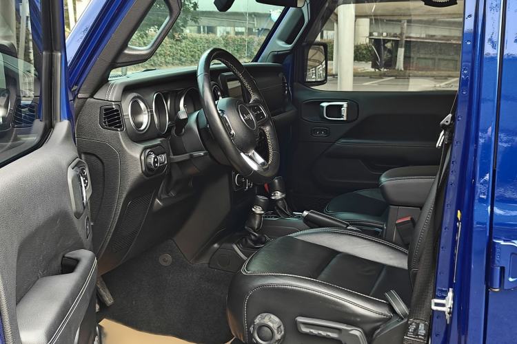 Used  Wrangler 2019 2.0T Sahara Four-Door Brilliant Top Version China VI Emission Standard